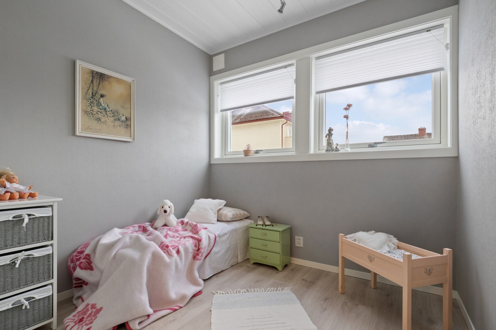 Store vinduer sørger for godt naturlig lysinnslipp. Galleribilde