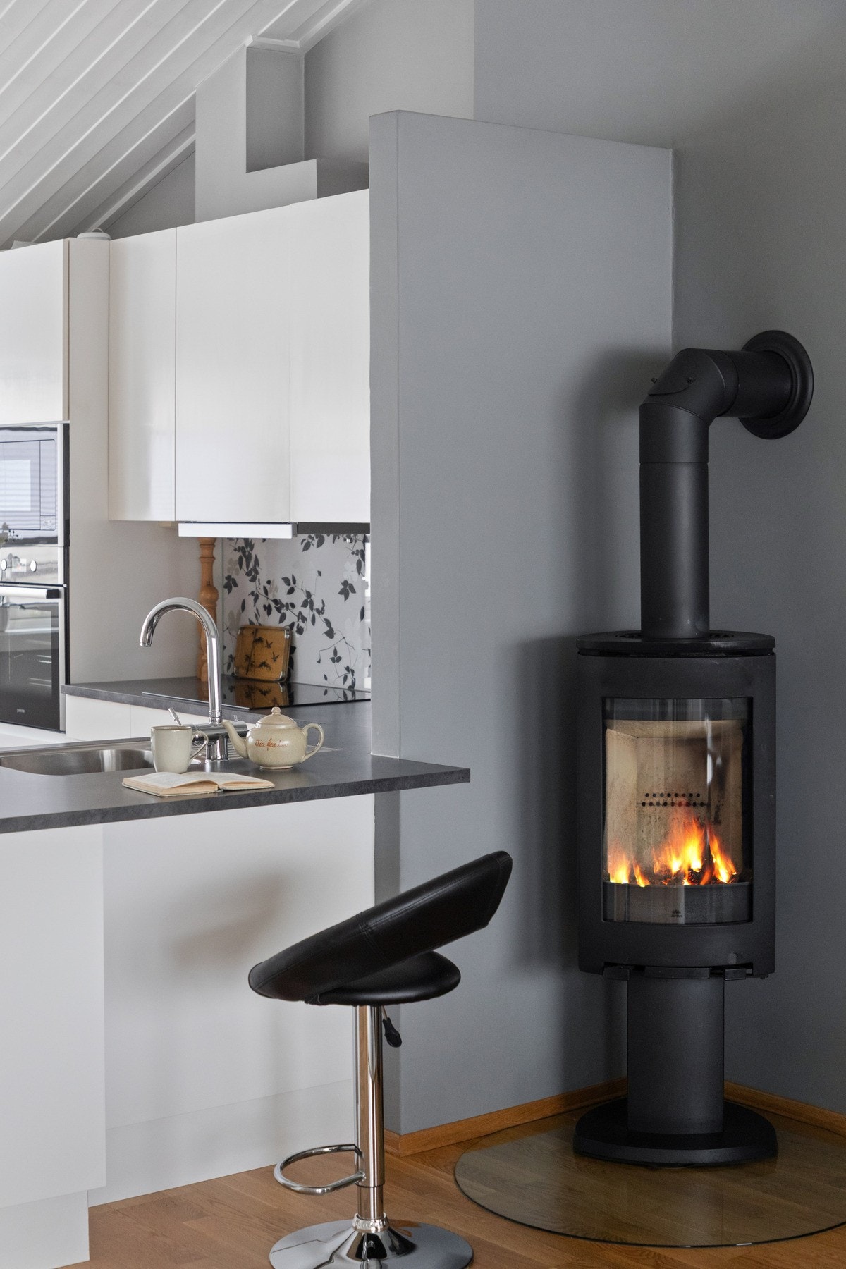 En peisovn er plassert sentralt og gir både god varme og en lun stemning i rommet. Galleribilde