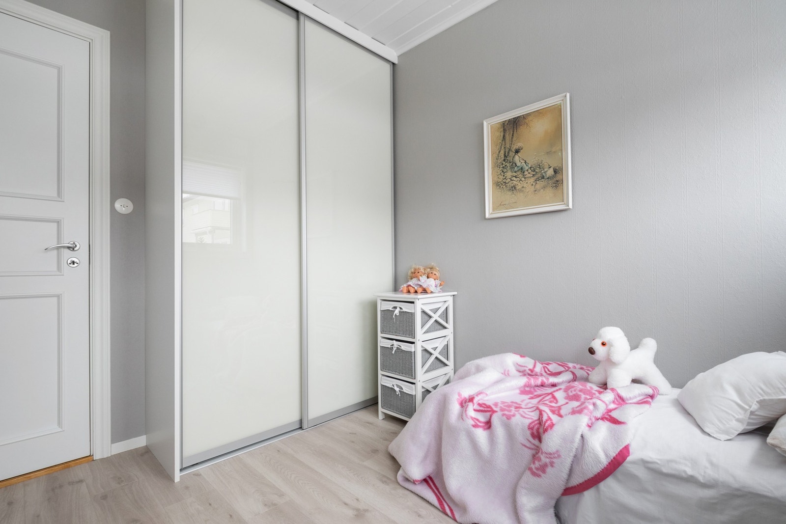 Elfa skyvedørsgarderobe med hyller. Galleribilde