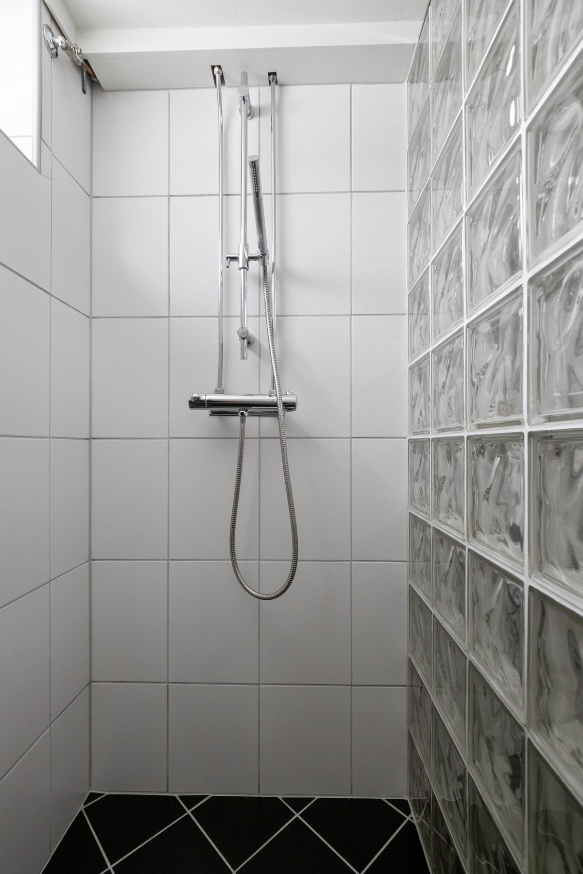 Videre er det vegghengt toalett, dusjnisje og mekanisk avtrekk. Det er også opplegg for vaskemaskin.idere er det vegghengt toalett, dusjnisje og mekanisk avtrekk. Galleribilde