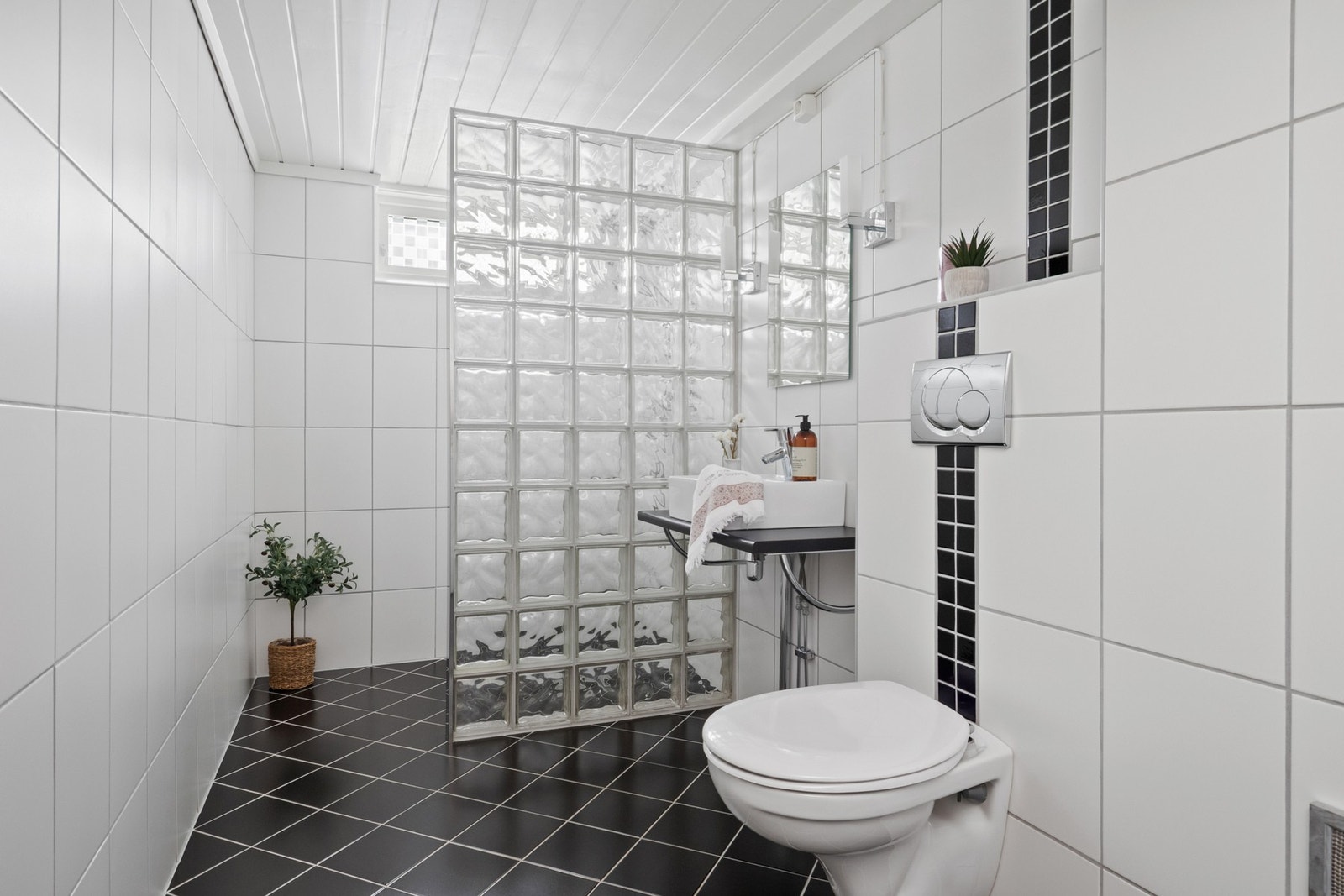 Boligen har et kombinert bad/wc/vaskerom i kjelleretasjen. Galleribilde