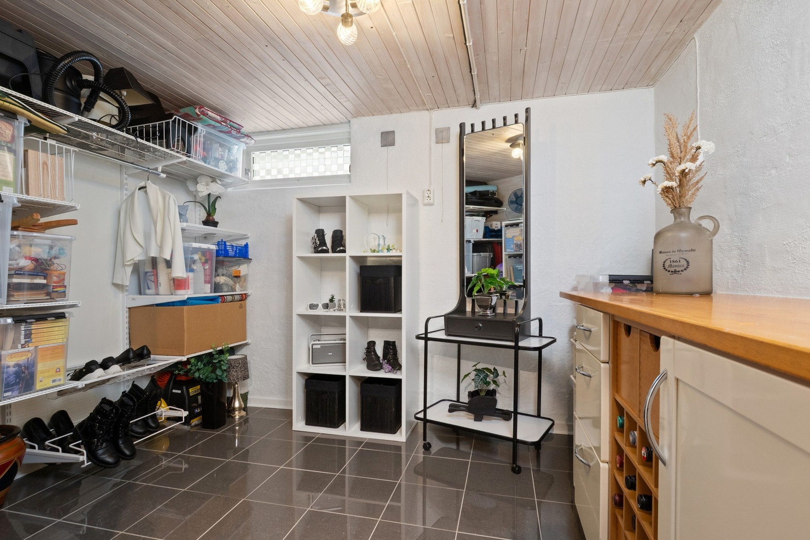 Boligen har i tillegg gode oppbevaringsmuligheter med to boder i kjelleren, hvorav én er innredet med Elfa hyllesystem. Galleribilde