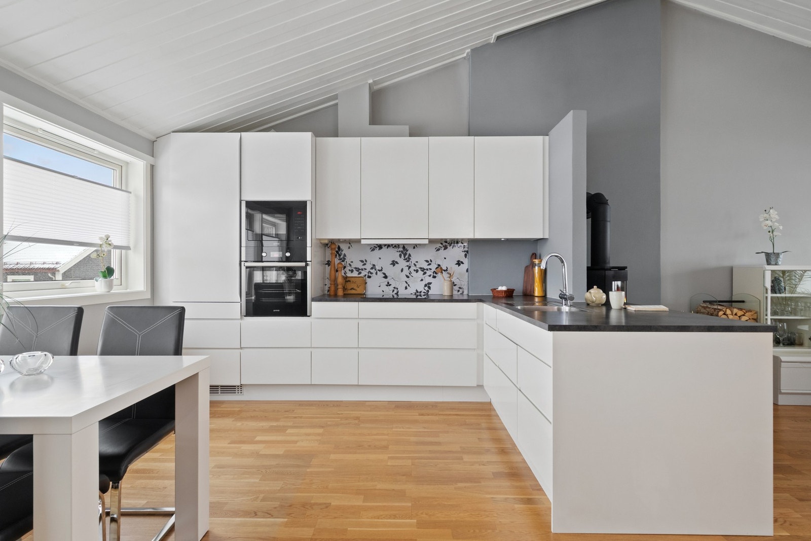 Kjøkken fra Svane, montert i 2012, med et tidsmessig og stilrent uttrykk. Galleribilde