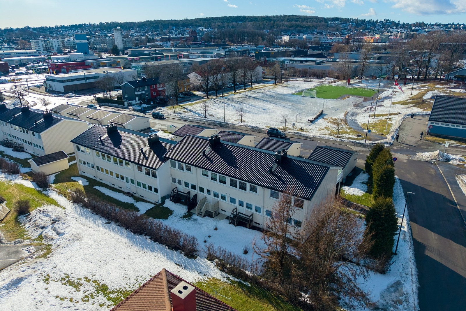 Eiendommen ligger trafikkstille, solrikt og usjenert til i et attraktivt boligområde. Galleribilde
