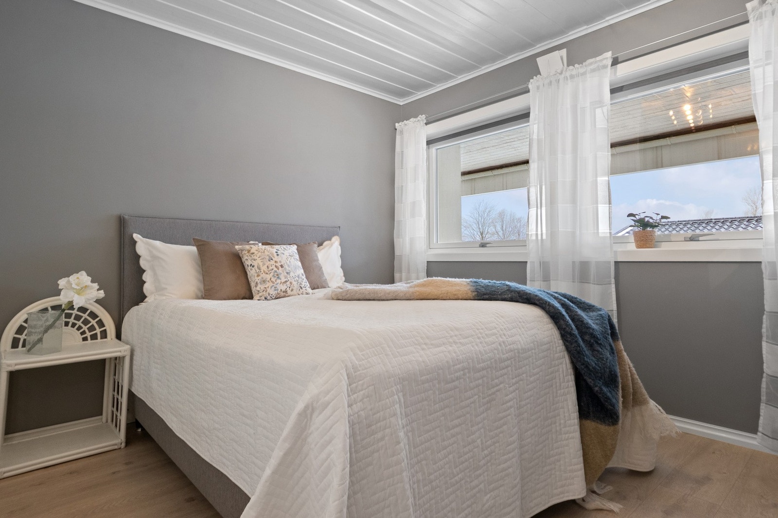 Boligen har tre gode soverom, samlet i første etasje. Galleribilde