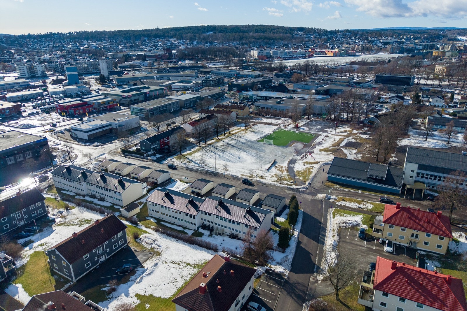 Fra boligen er det kort gangavstand til bymessige fasiliteter, bryggeområdet og treningssenter. Galleribilde