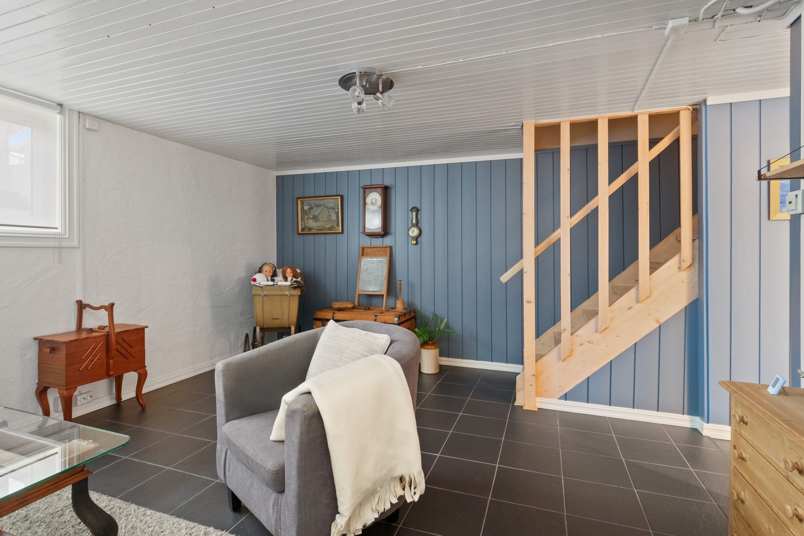 I kjelleren finner man en romslig og luftig kjellerstue med gode møbleringsmuligheter. Galleribilde