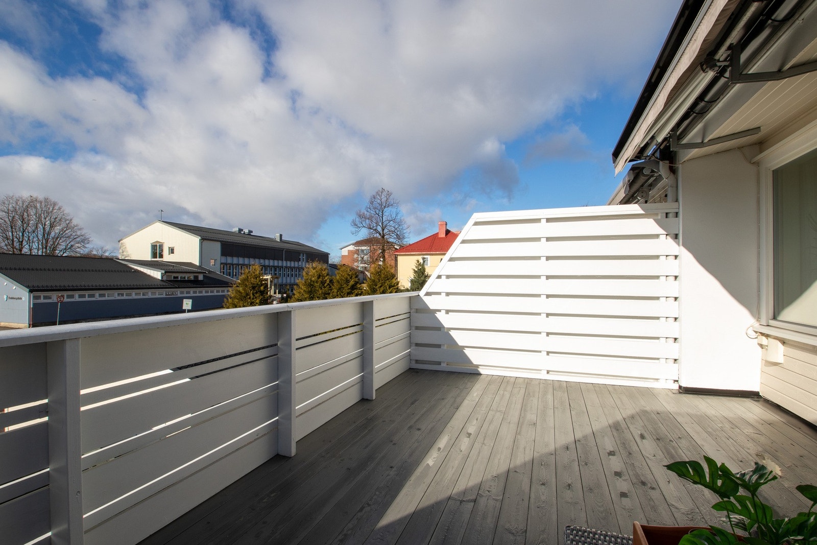 Her er det god plass til grill og utemøblement. Galleribilde