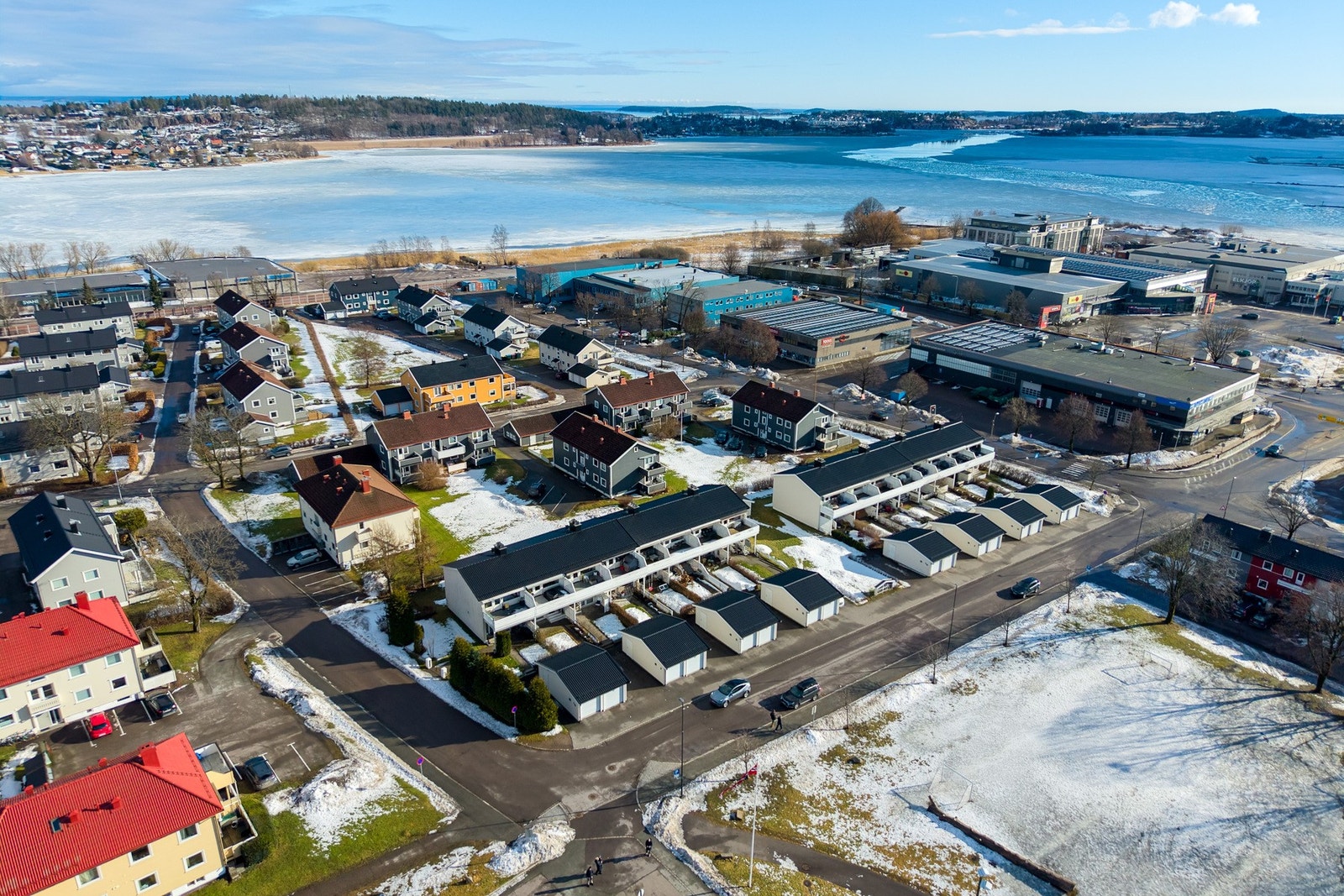Kyststien passerer like ved, og nærområdet byr på gode rekreasjonsmuligheter for både små og store. Galleribilde