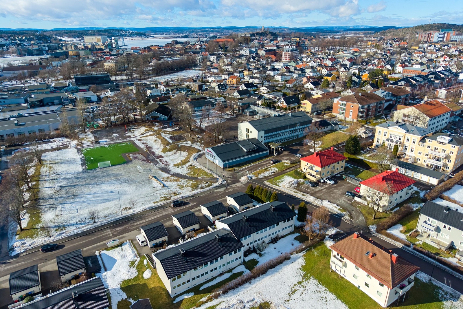 I nærområdet ligger Gunnarsbøparken, en grønn og trivelig park som benyttes til rekreasjon og ulike arrangementer. Galleribilde