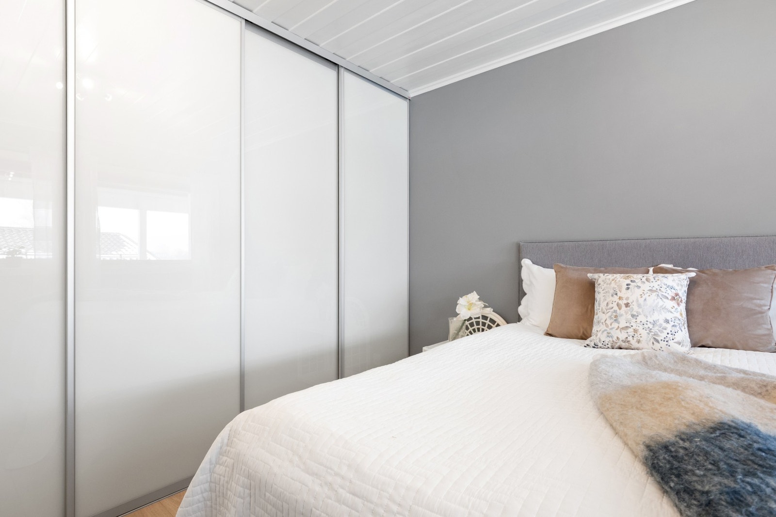 To av soverommene er utstyrt med Elfa skyvedørsgarderober. Hovedsoverommet har en innholdsrik garderobeløsning med 12 kurvskuffer, hyller og garderobestang. Galleribilde