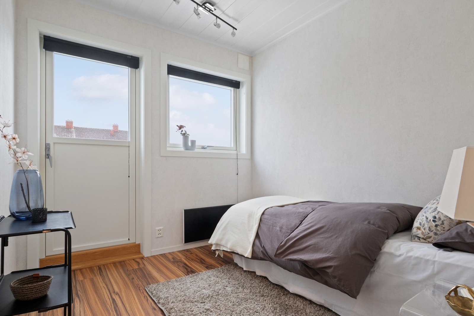 Fra ett av soverommene er det utgang til østvendt hage via tretrapp med lite repos. Galleribilde