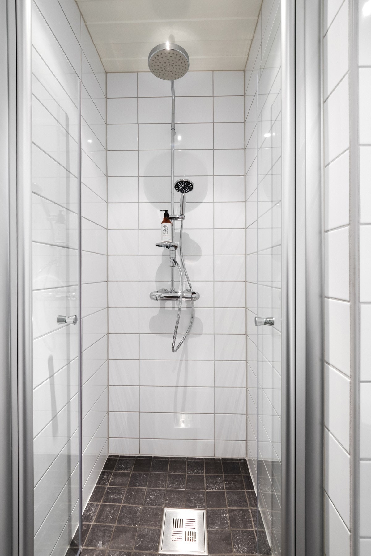 Badet er videre utstyrt med vegghengt toalett og dusjnisje med regnfallsdusj. Galleribilde