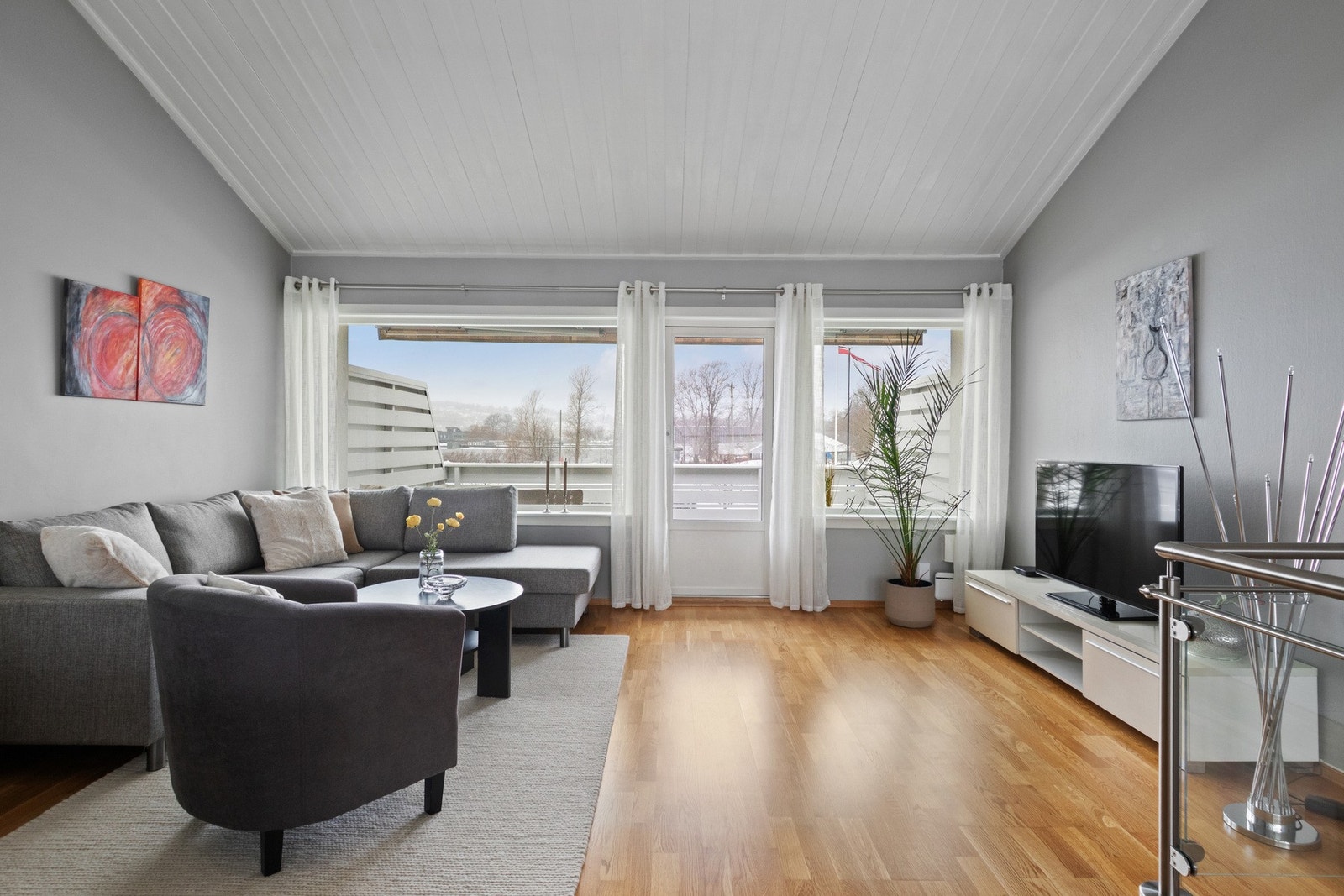 Fra stuen er det direkte utgang til en vestvendt balkong. Galleribilde