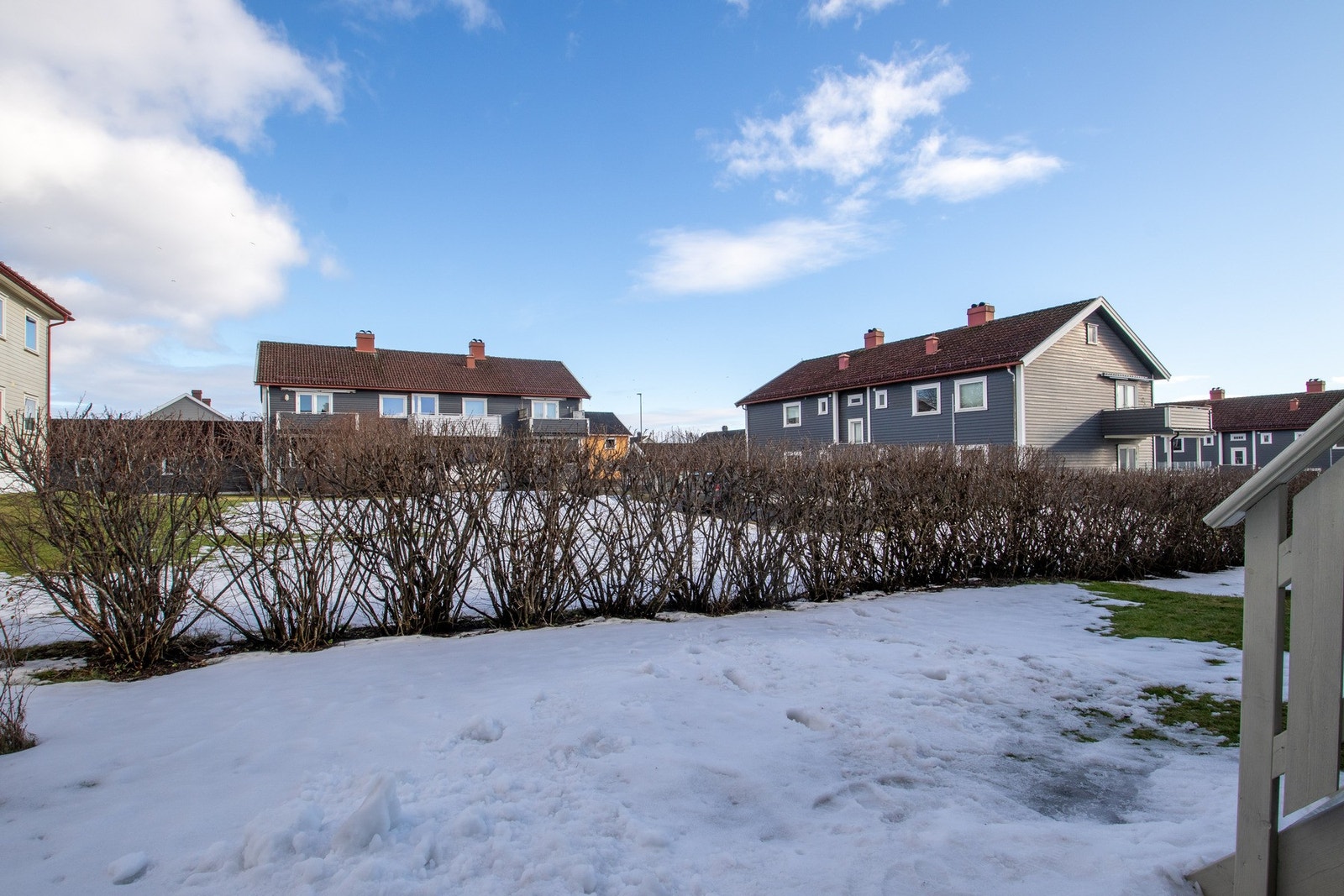 Uteområdet er hyggelig opparbeidet med plen, hekk og blomsterbed, og er delvis skjermet mot nabo med hekk og gjerde. Galleribilde