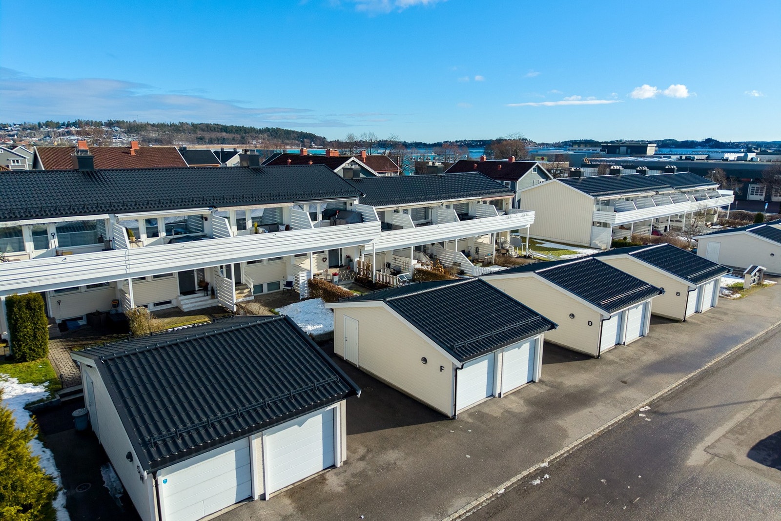 Boligen disponerer halvpart av dobbelgarasje (2017) samt én biloppstillingsplass ved siden av garasjen. Galleribilde