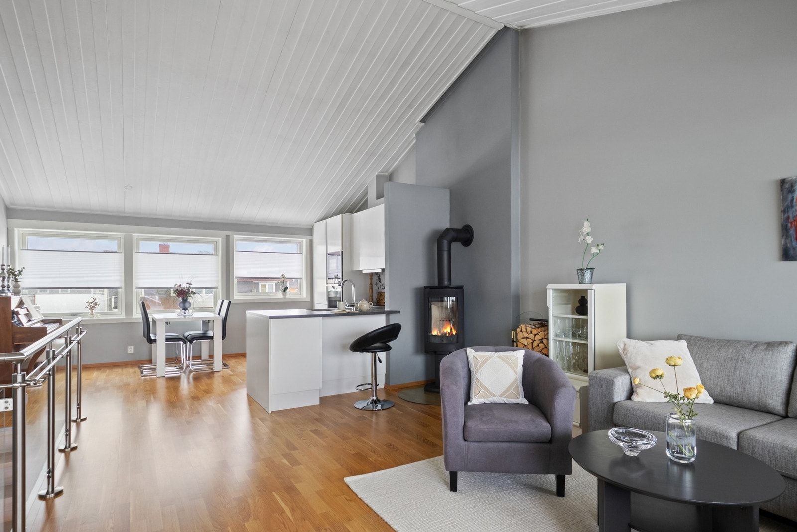 Stue og kjøkken danner et luftig allrom. Galleribilde