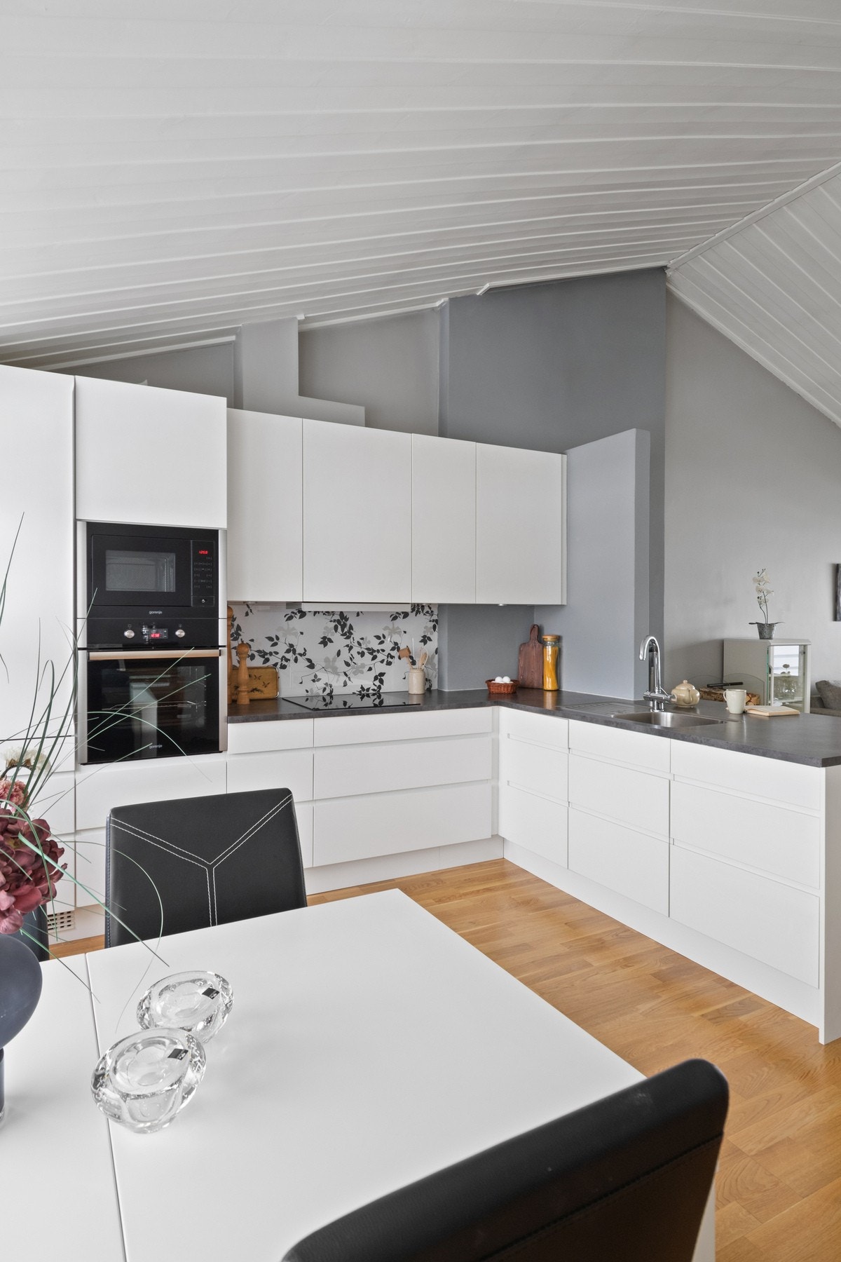 Kjøkkenet har gode arbeidsflater og rikelig med oppbevaringsplass. Kjøl-/fryseskap fra Whirlpool (2024). Galleribilde