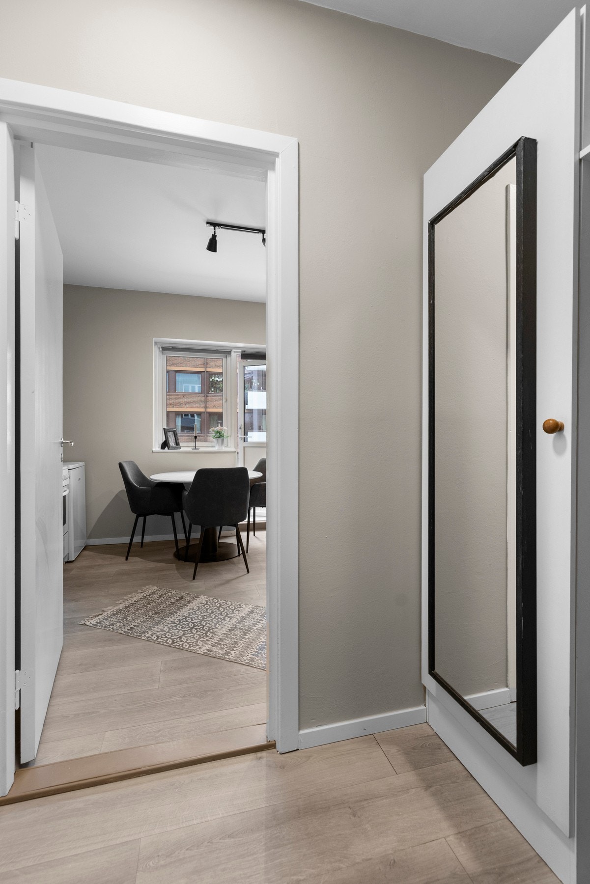 Inngangsparti med plass til oppbevaring. Galleribilde