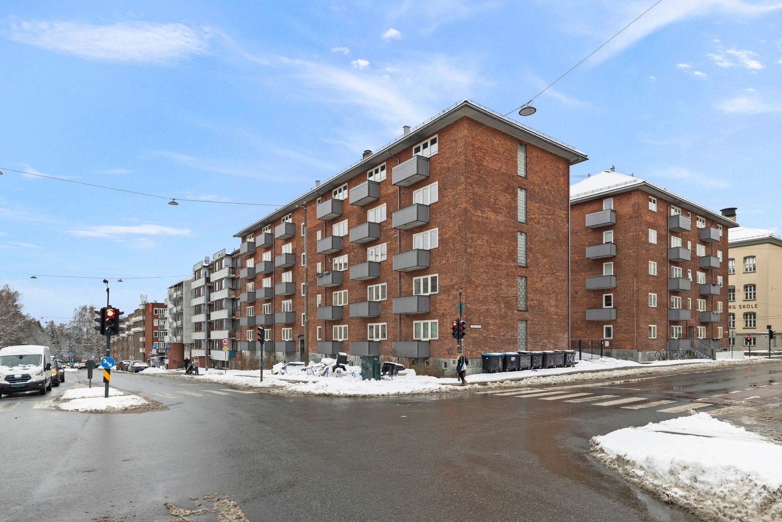 Solid bygård i betong forblendet i teglstein. Galleribilde