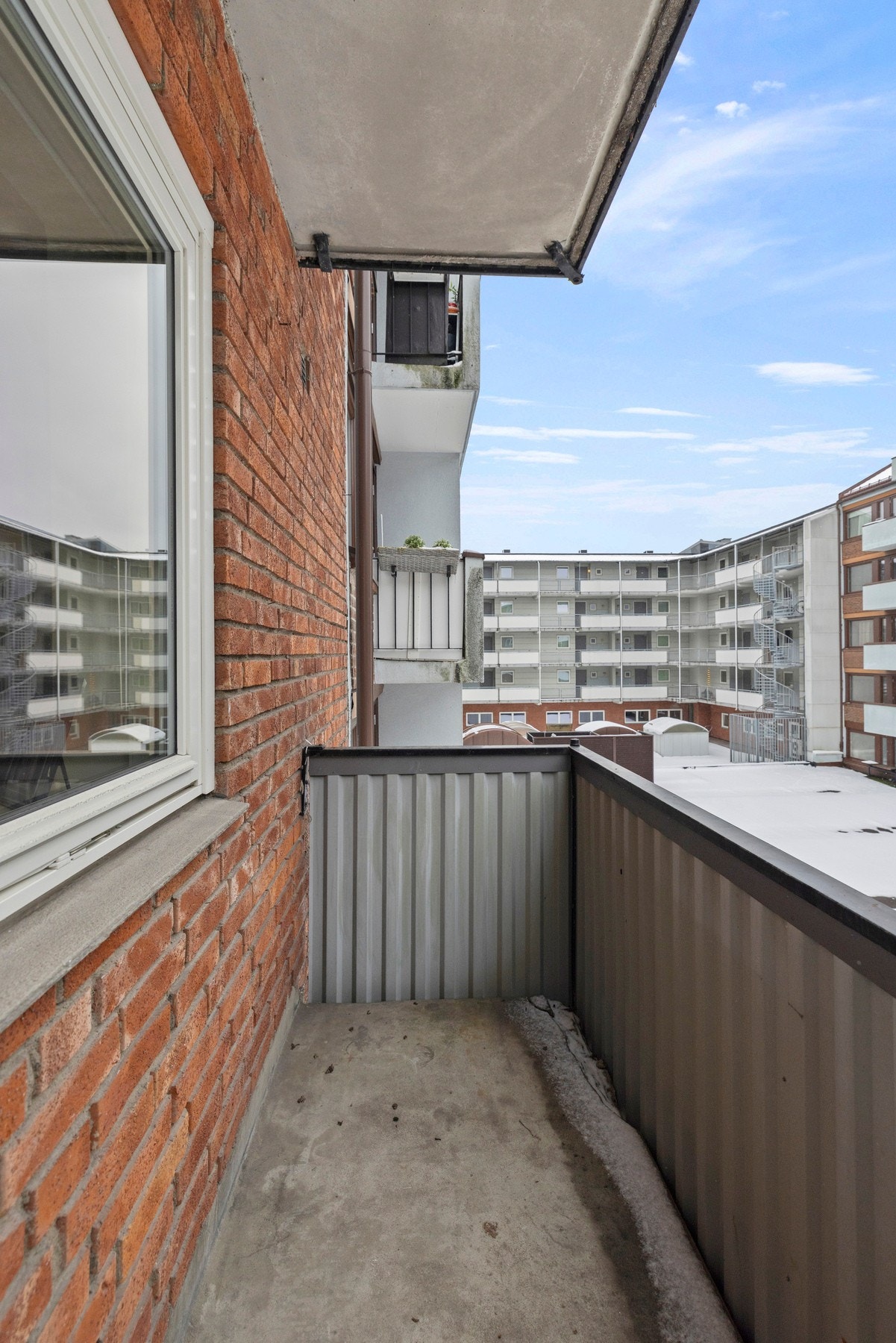 Vendt mot stille og skjermede omgivelser i bakgård. Galleribilde