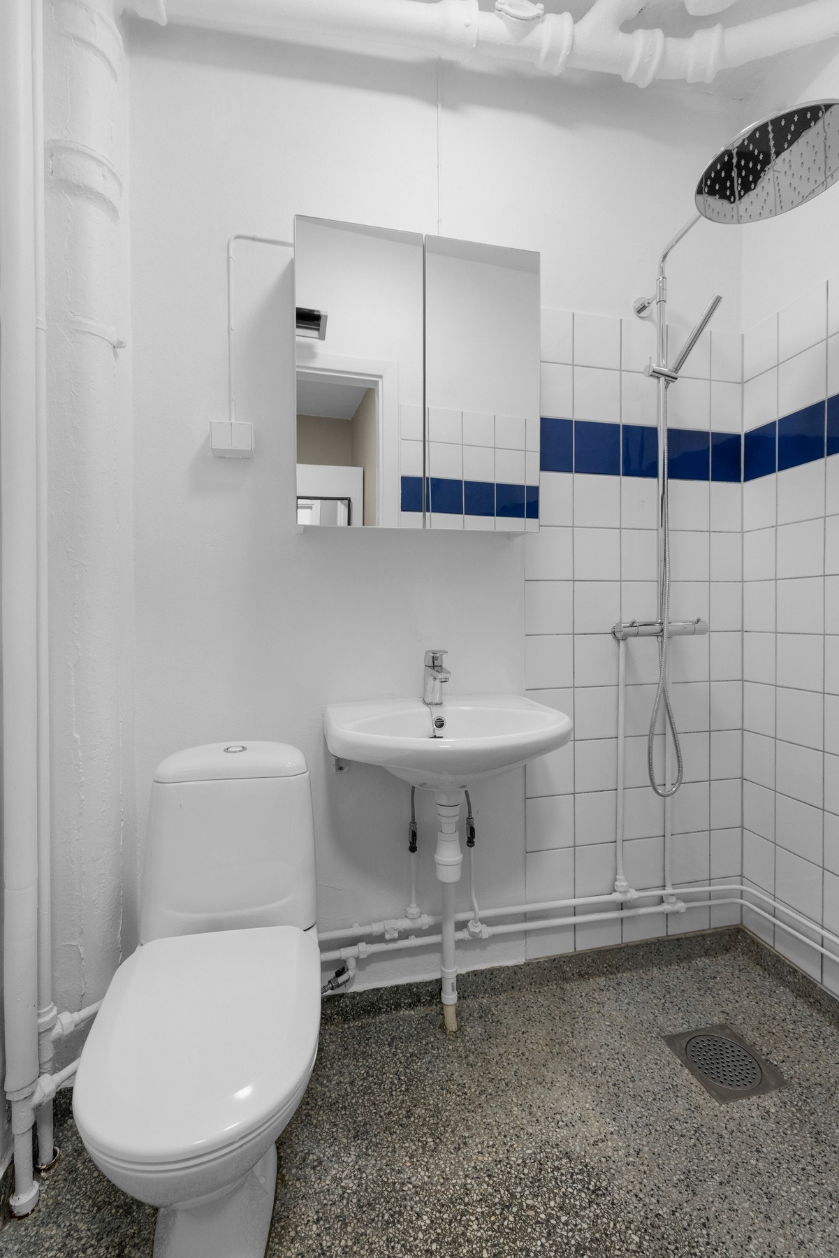 Funksjonelt baderom med moderniseringsbehov. Galleribilde