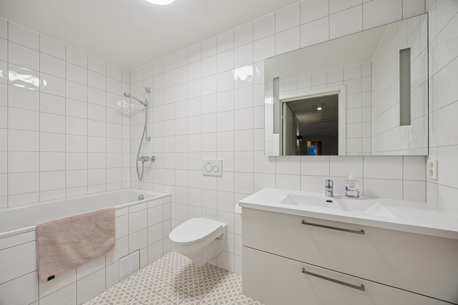 Bad med badekar i underetasjen. Perfekt for barna. Galleribilde