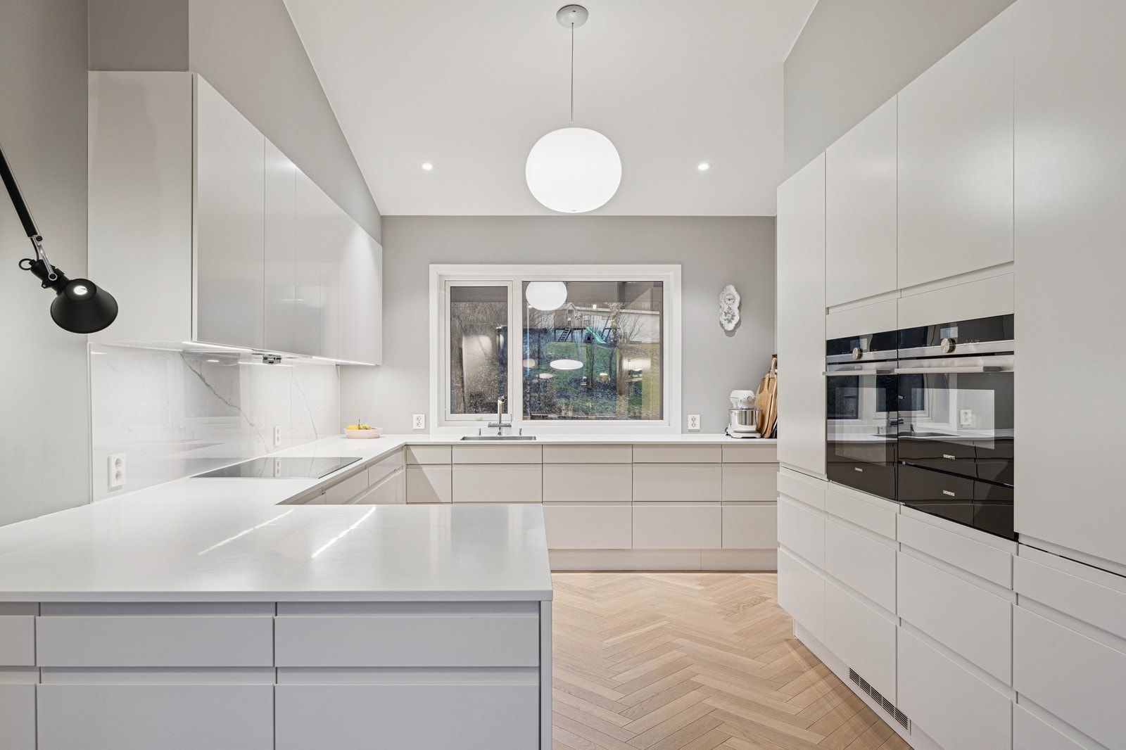 Lekkert HTH kjøkken med fullhøyde kjøleskap og kombinert ovn- og mikrobølgeovn fra Siemens. Galleribilde