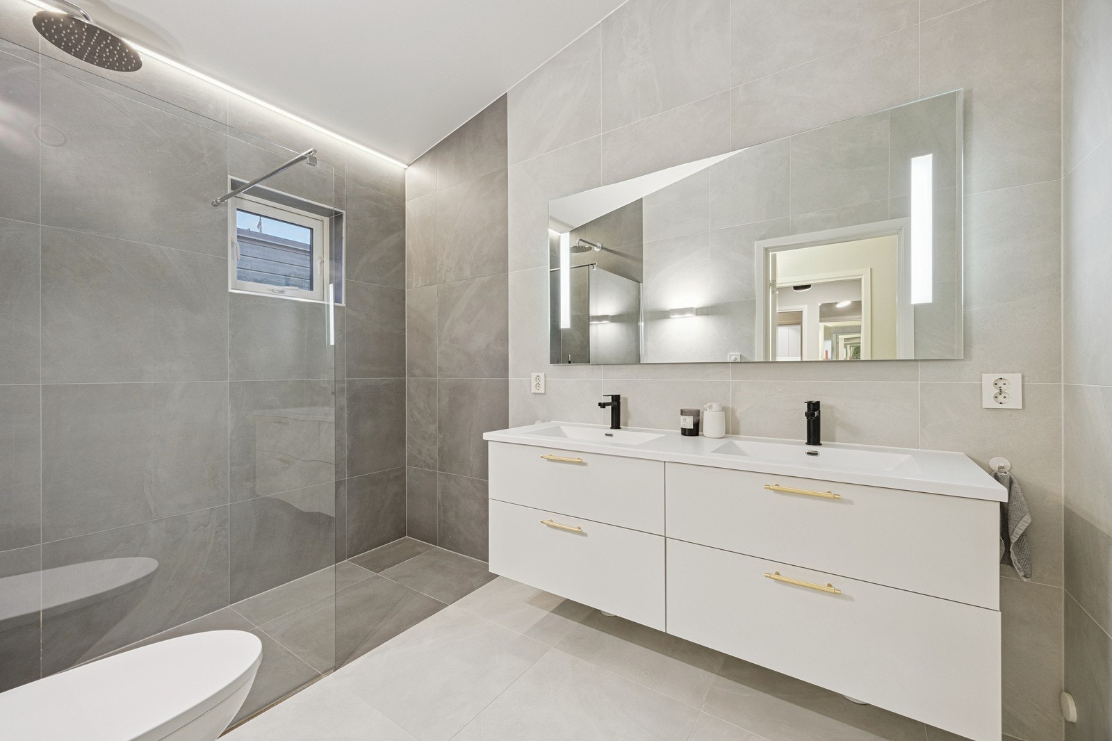 Bad i hovedetasjen med dobbel servant og regnfallsdusj fra Tapwell. Galleribilde