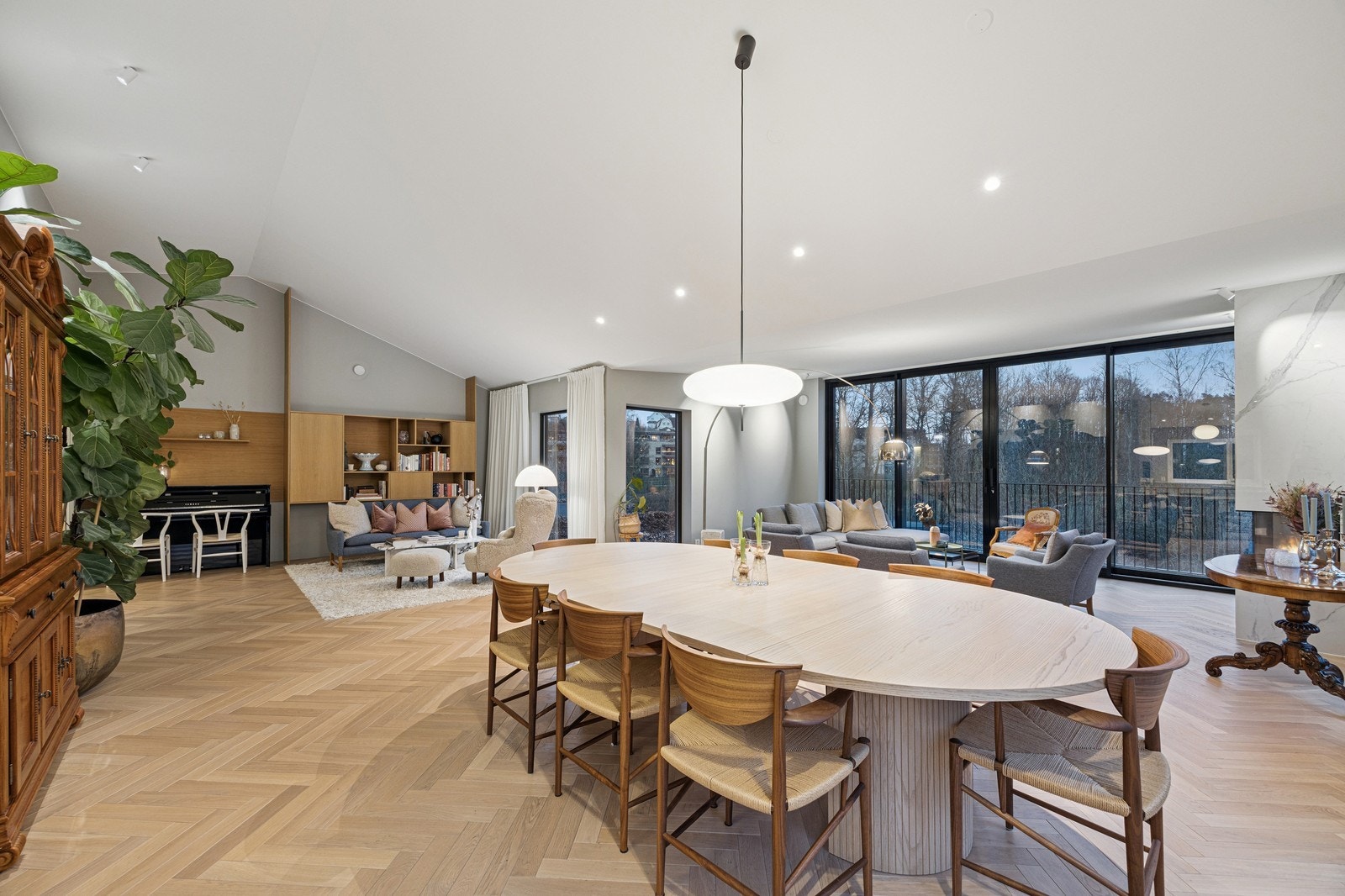 Stue med god takhøyde og fiskebeinsparkett i hvitoljet eik. Galleribilde