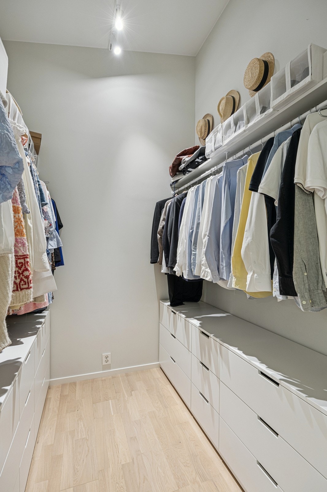 Walk-in closet i tilknytning til hovedsoveormmet. Galleribilde