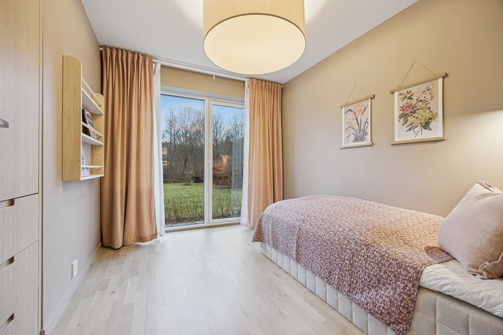 Soverom 2 i underetasjen med innebygget garderobe og utgang til hagen. Galleribilde