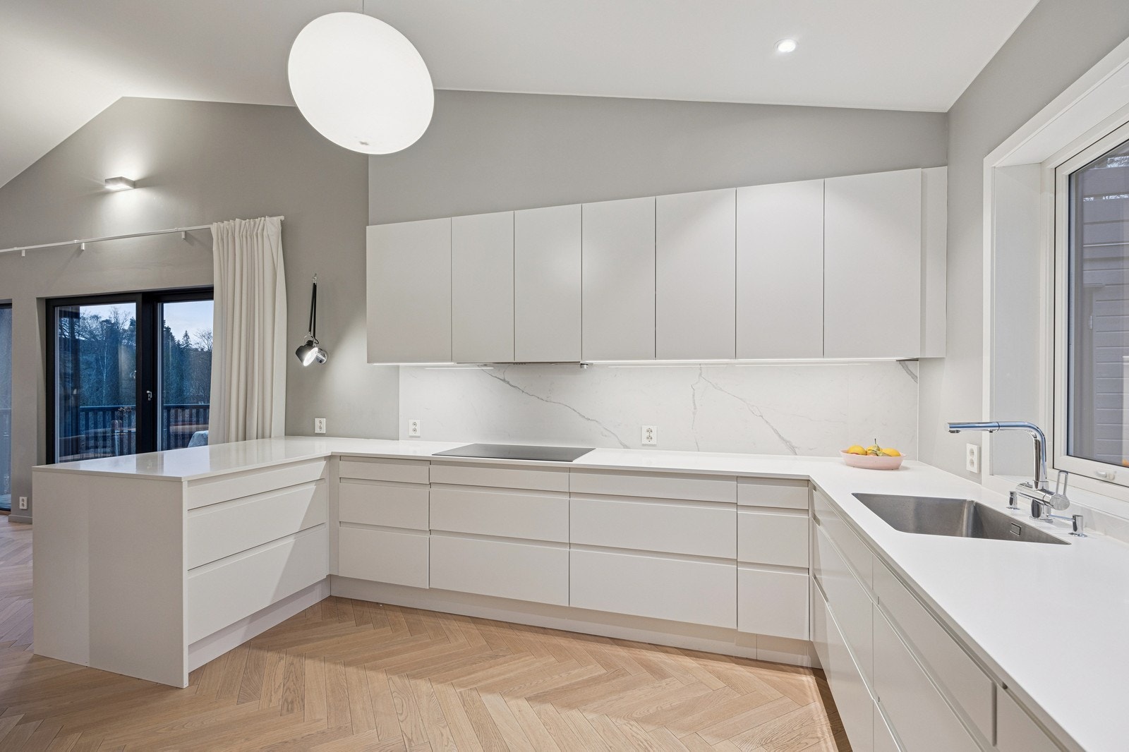 Det er mye skap- og benkeplass for den som er glad i å lage mat. Galleribilde