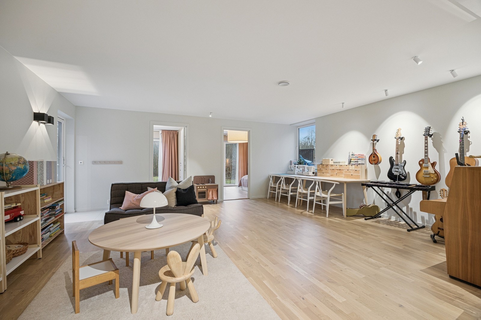 Stor kjellerstue eller hobbyrom for hele familien. Galleribilde