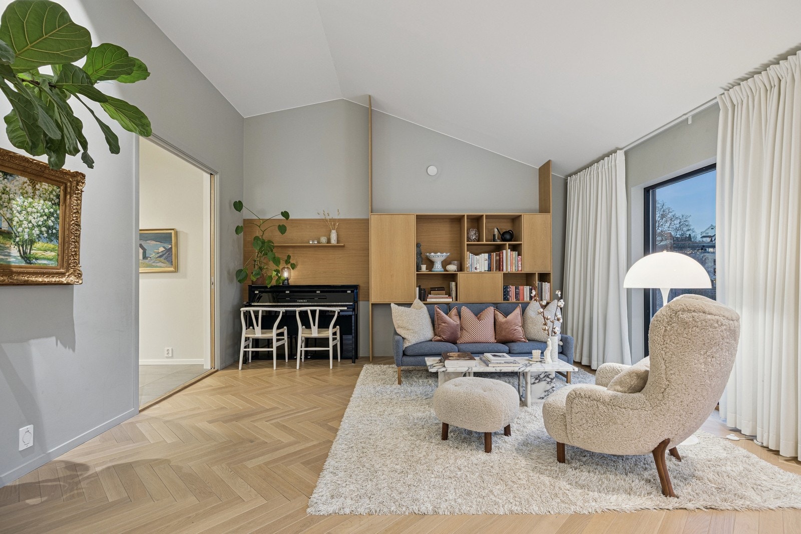 Stor stue med plass til å møblere i flere soner. Galleribilde