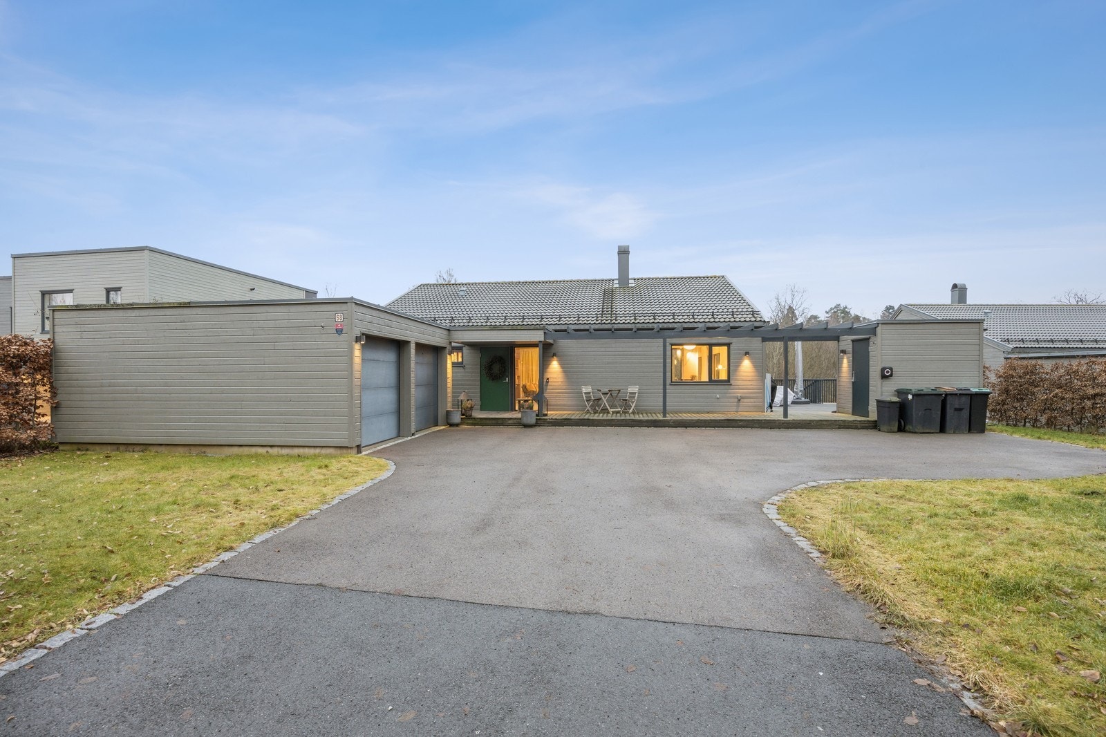 Lekker enebolig med stor solrik hage, dobbel garasje med billader og flere biloppstillingsplasser. Galleribilde