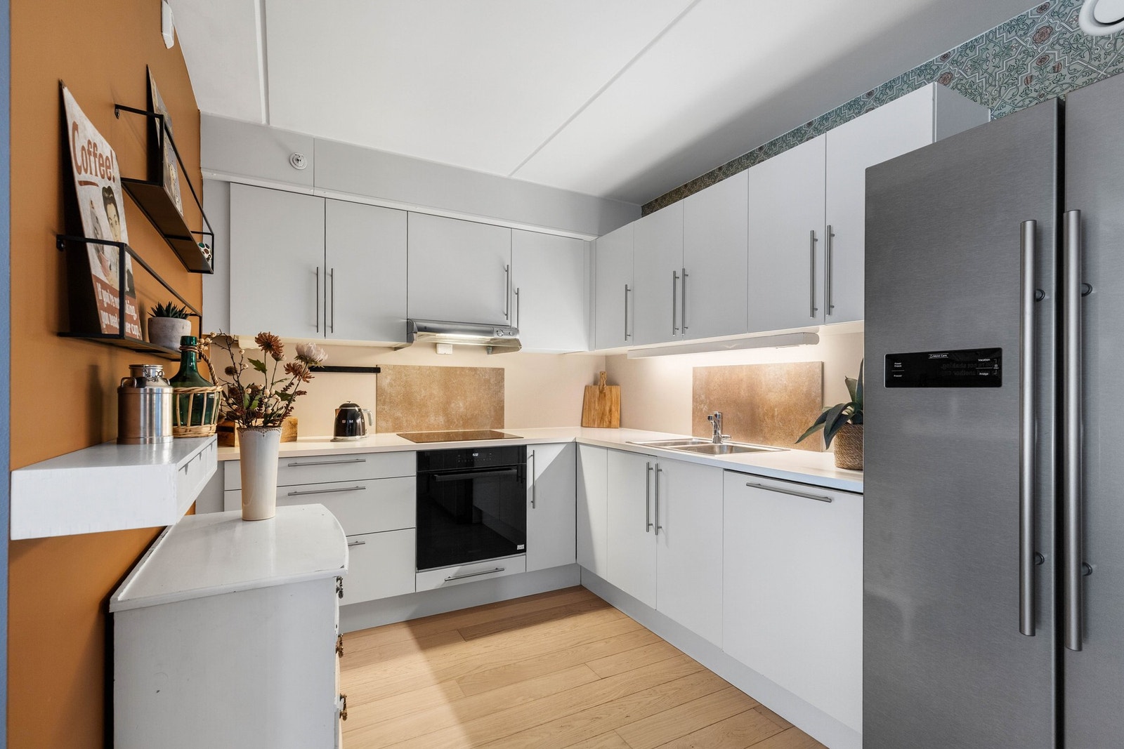 Innredningen har glatte fronter og laminert benkeplate med nedfelt vask. Galleribilde