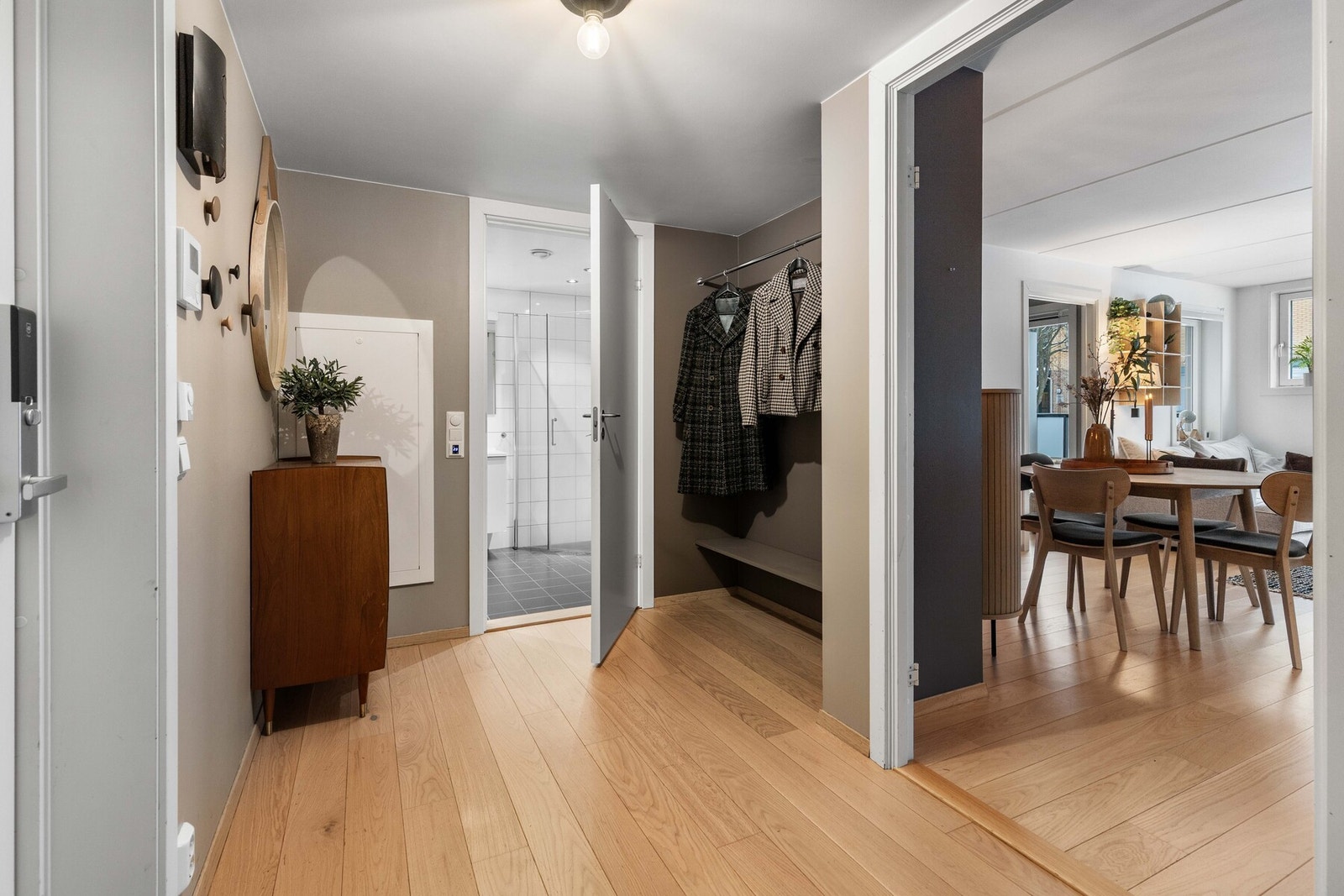 Herfra er det naturlig adkomst videre inn i boligens oppholdsrom. Rør-i-rør-system med fordelerskap er plassert i entré. Galleribilde