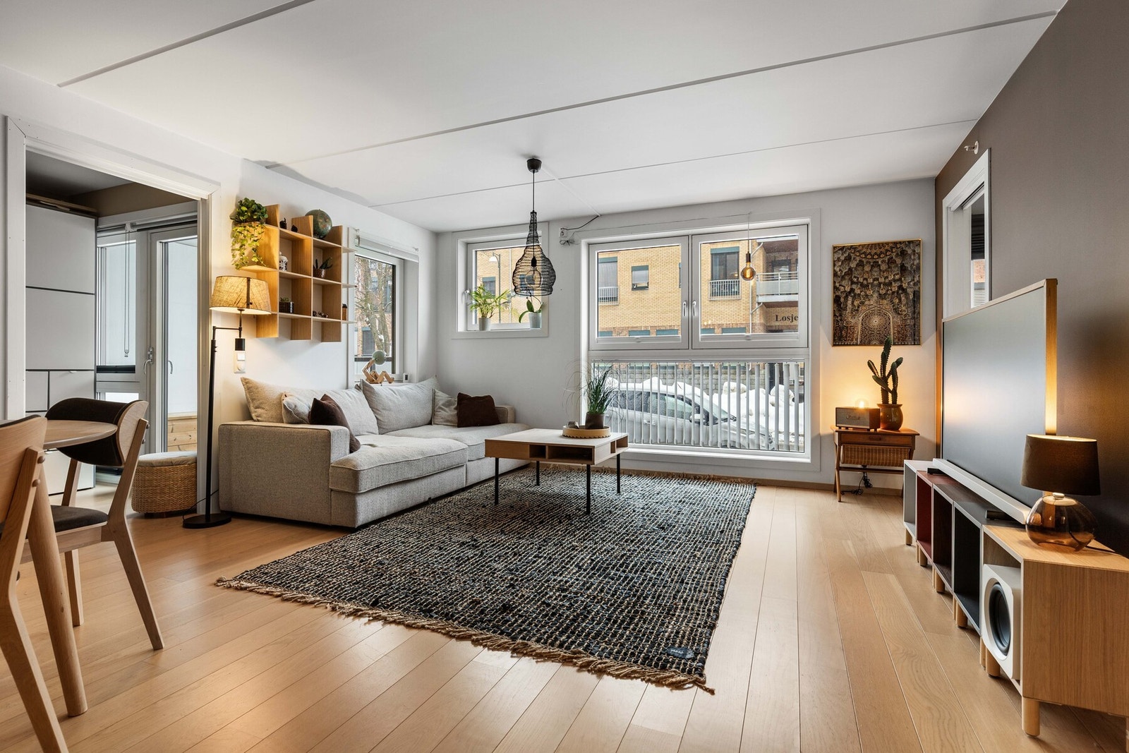 Stuen innredes enkelt i flere brukssoner. Galleribilde