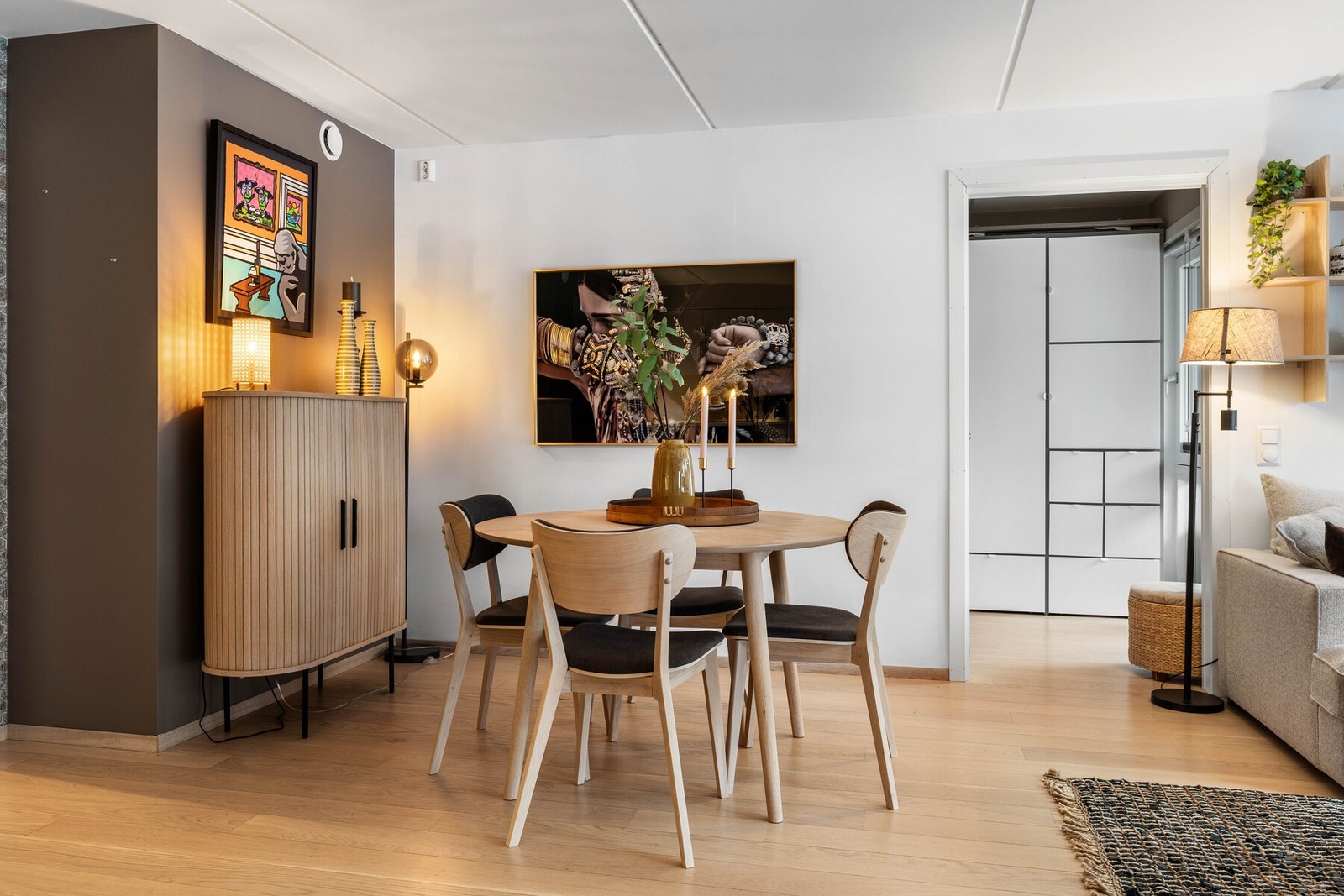 Et spisebord får naturlig plass i grensen mellom stue og kjøkkenet. Galleribilde