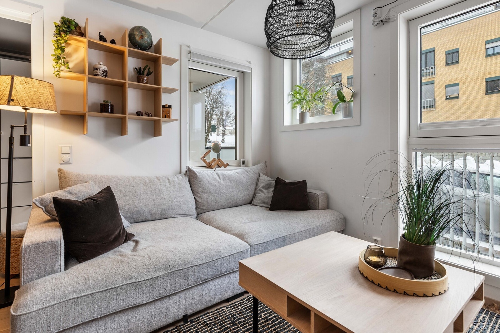 Stuen passer like fint til rolige stunder som til sosiale sammenkomster. Galleribilde