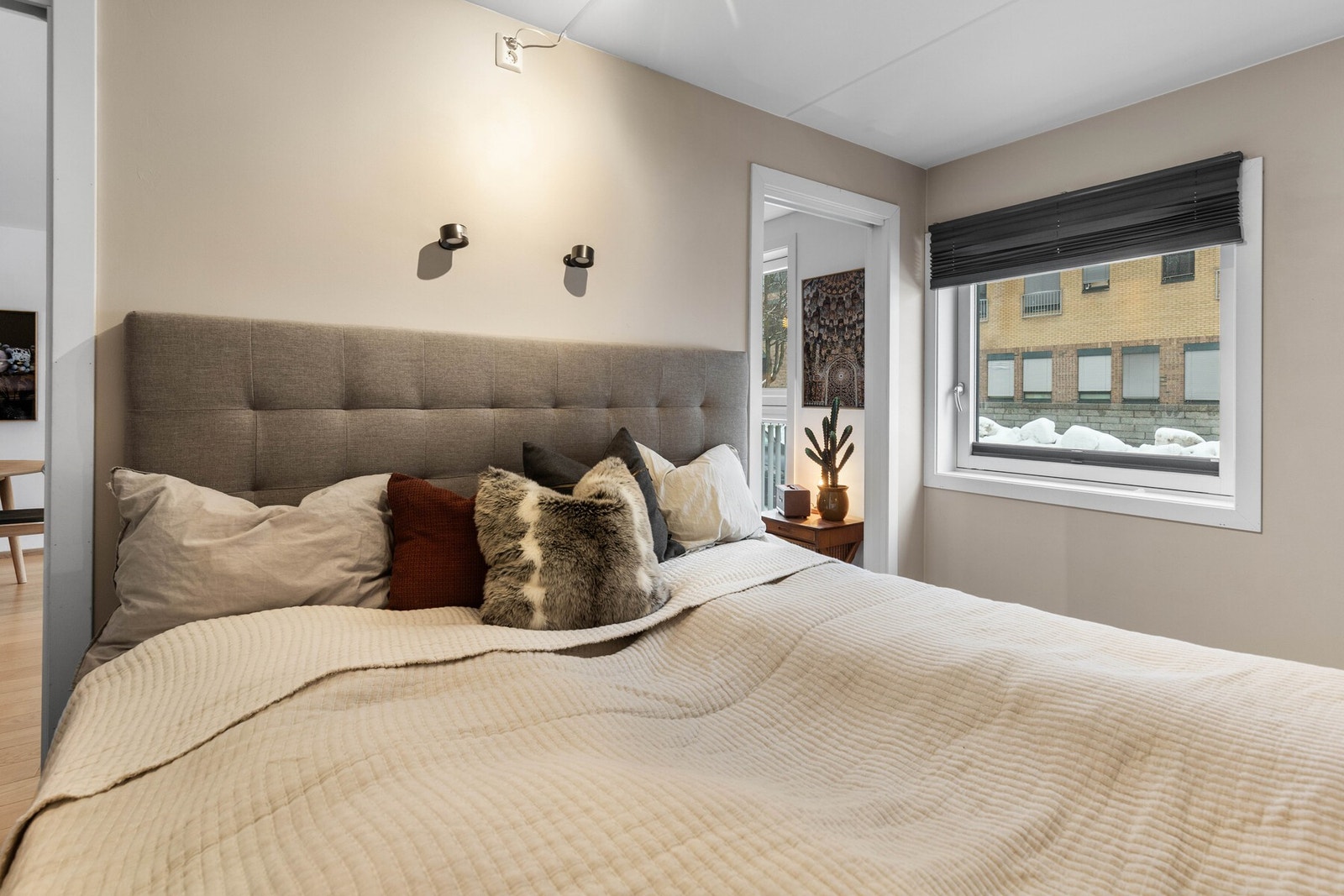 Rommet oppleves lyst og rolig, og har vannbåren gulvvarme for god komfort. Galleribilde