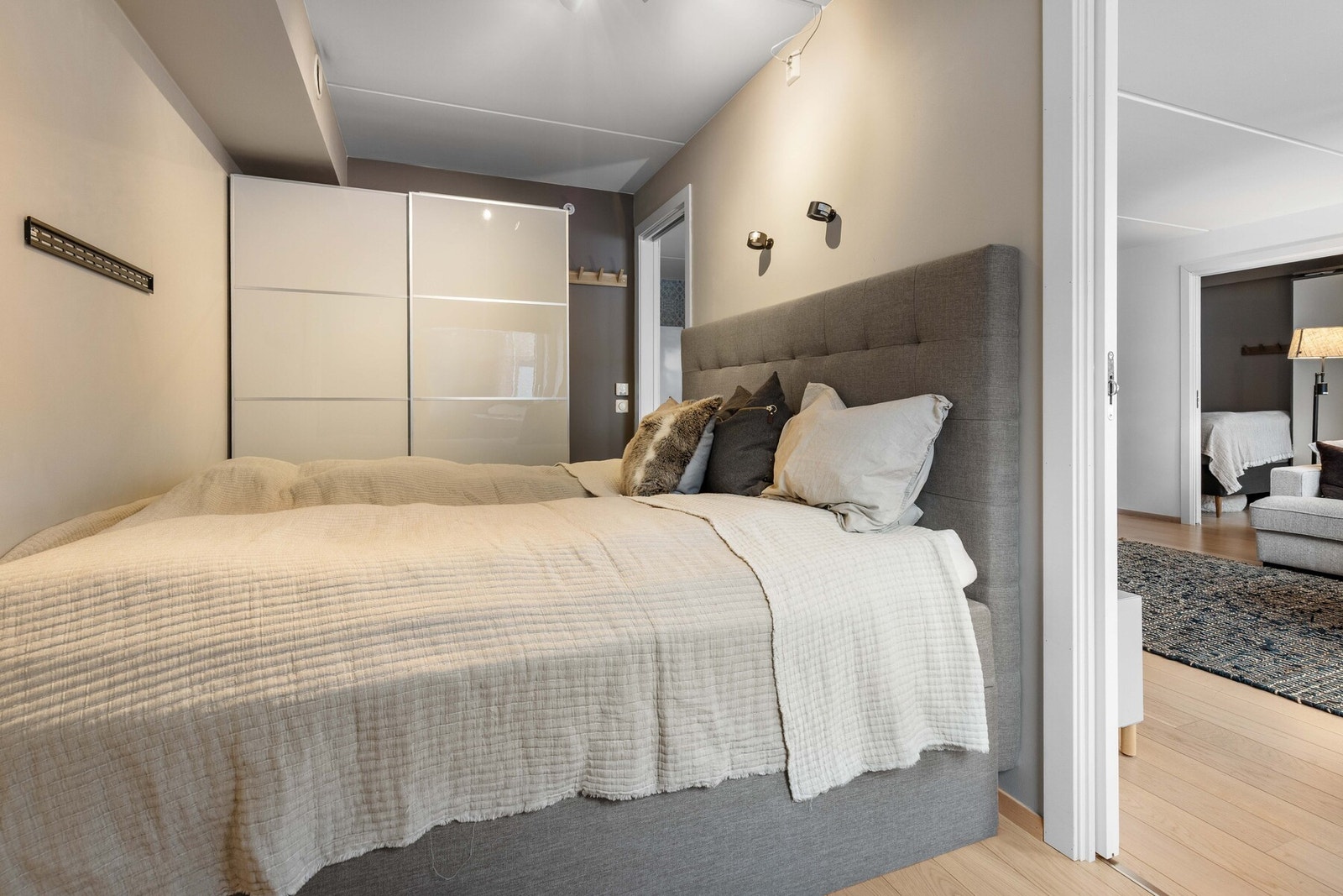 Hovedsoverommet har god størrelse og plass til dobbeltseng samt garderobeløsning. Galleribilde