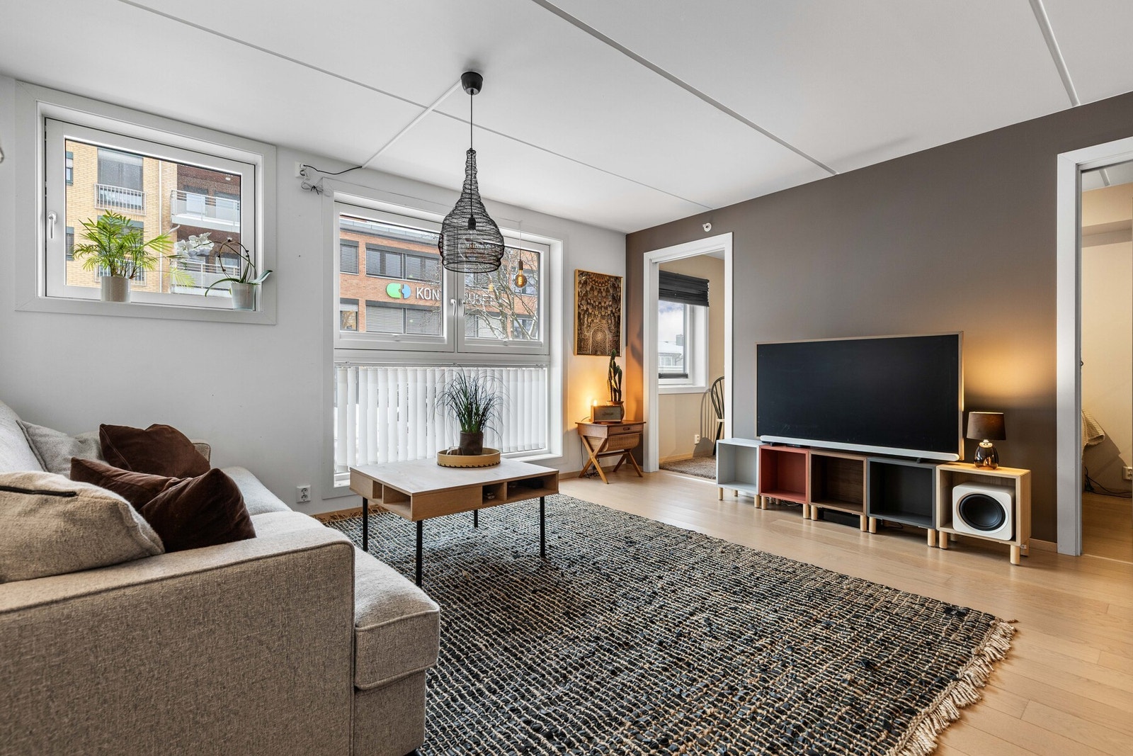 De store vinduene gir rommet en lys og luftig atomsfære. Galleribilde