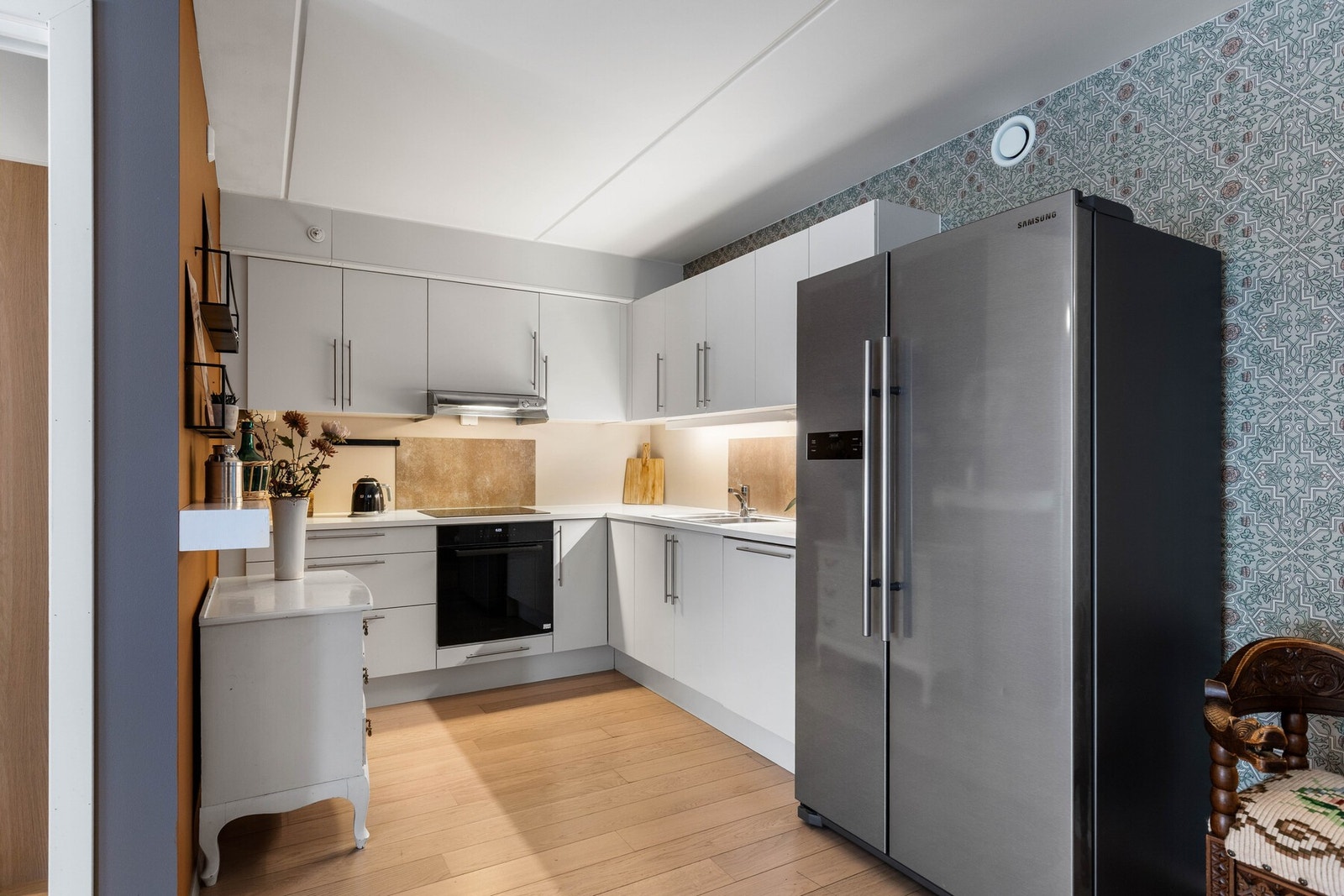 Kjøkkenet er levert av Norema i 2017 og ligger i åpen løsning mot stuen. Galleribilde