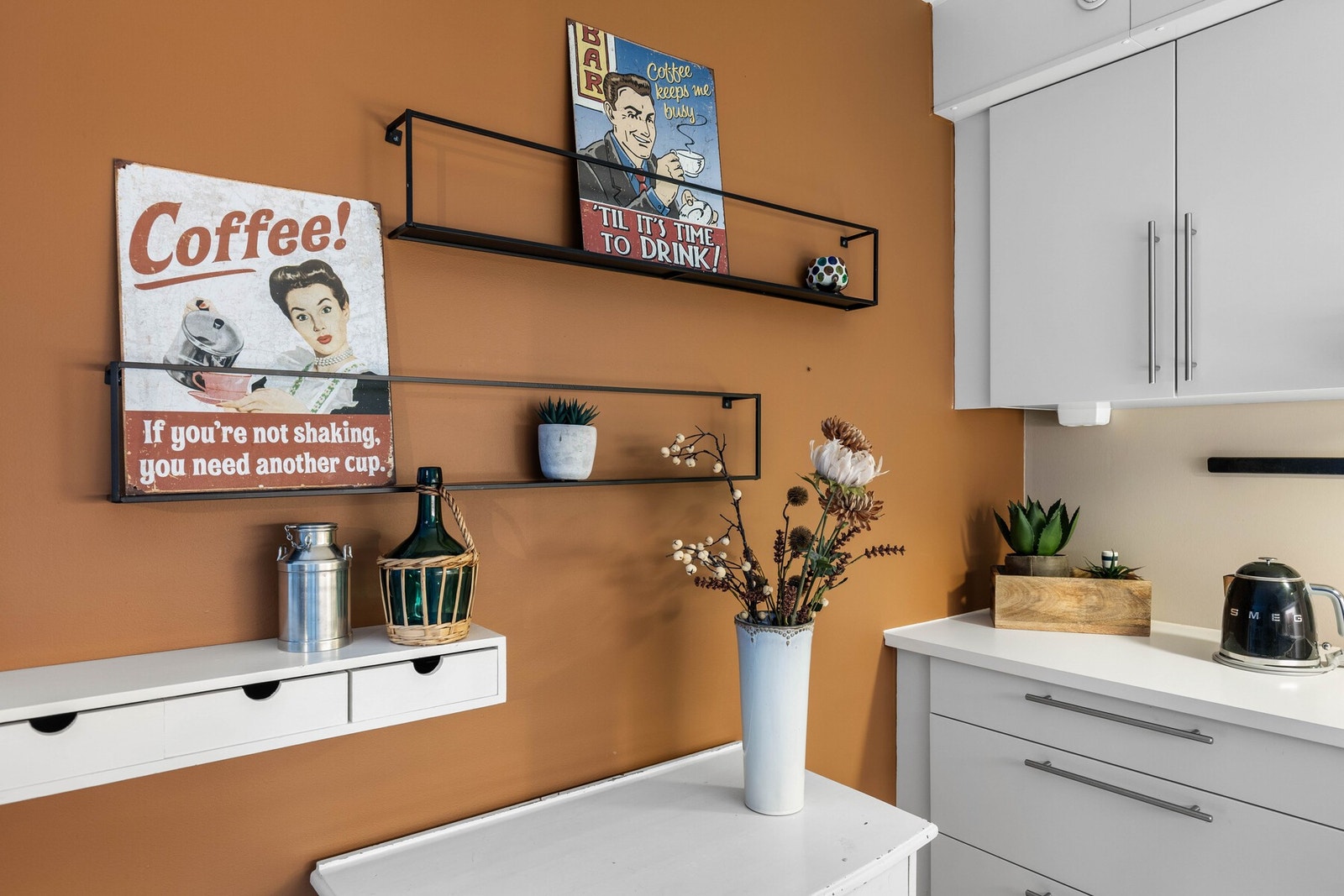 Det er integrert oppvaskmaskin og platetopp/komfyr, samt plass til frittstående kjøl- og fryseskap. Galleribilde