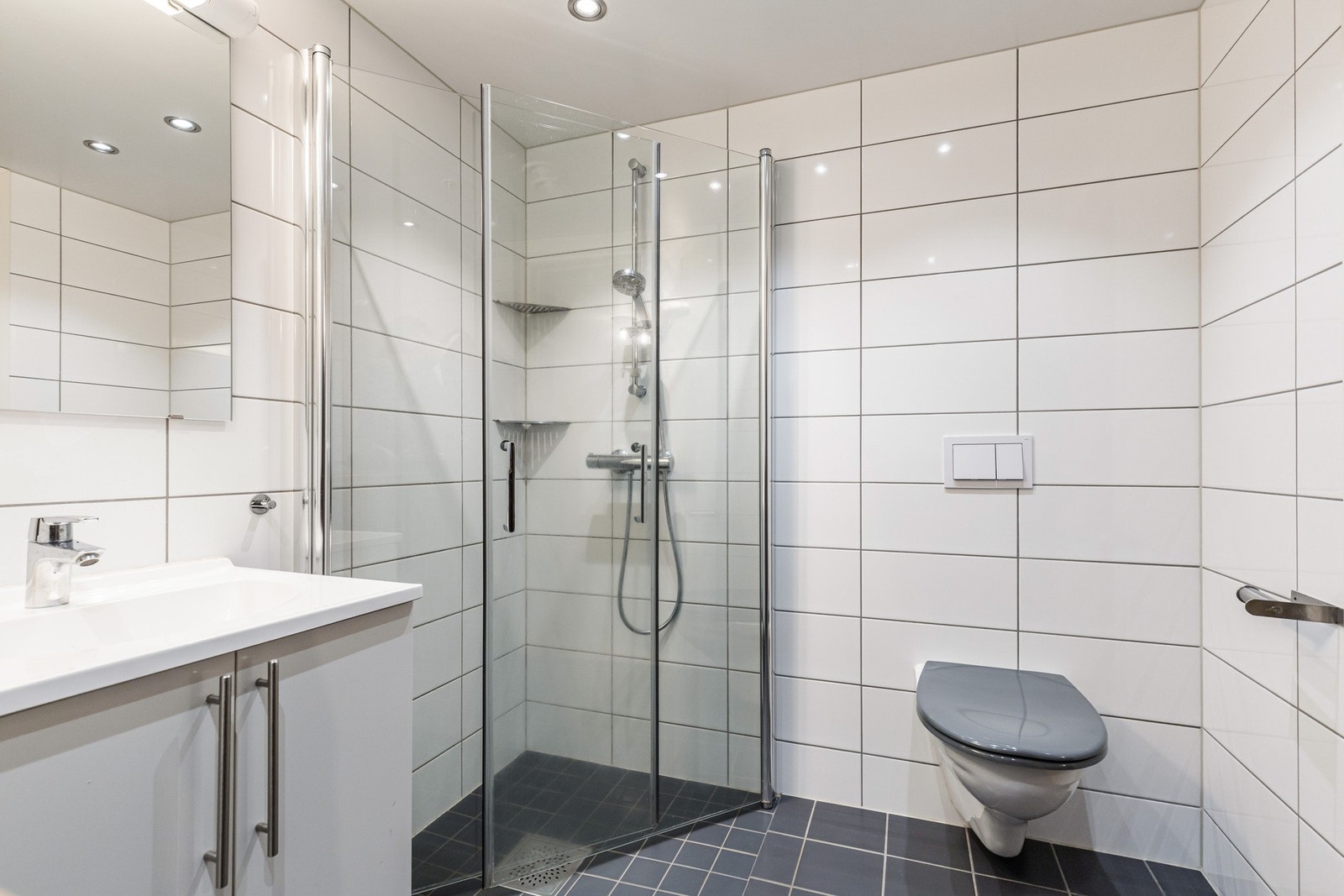 Opplegg for vaskemaskin er etablert. Badet fremstår moderne og velholdt. Galleribilde