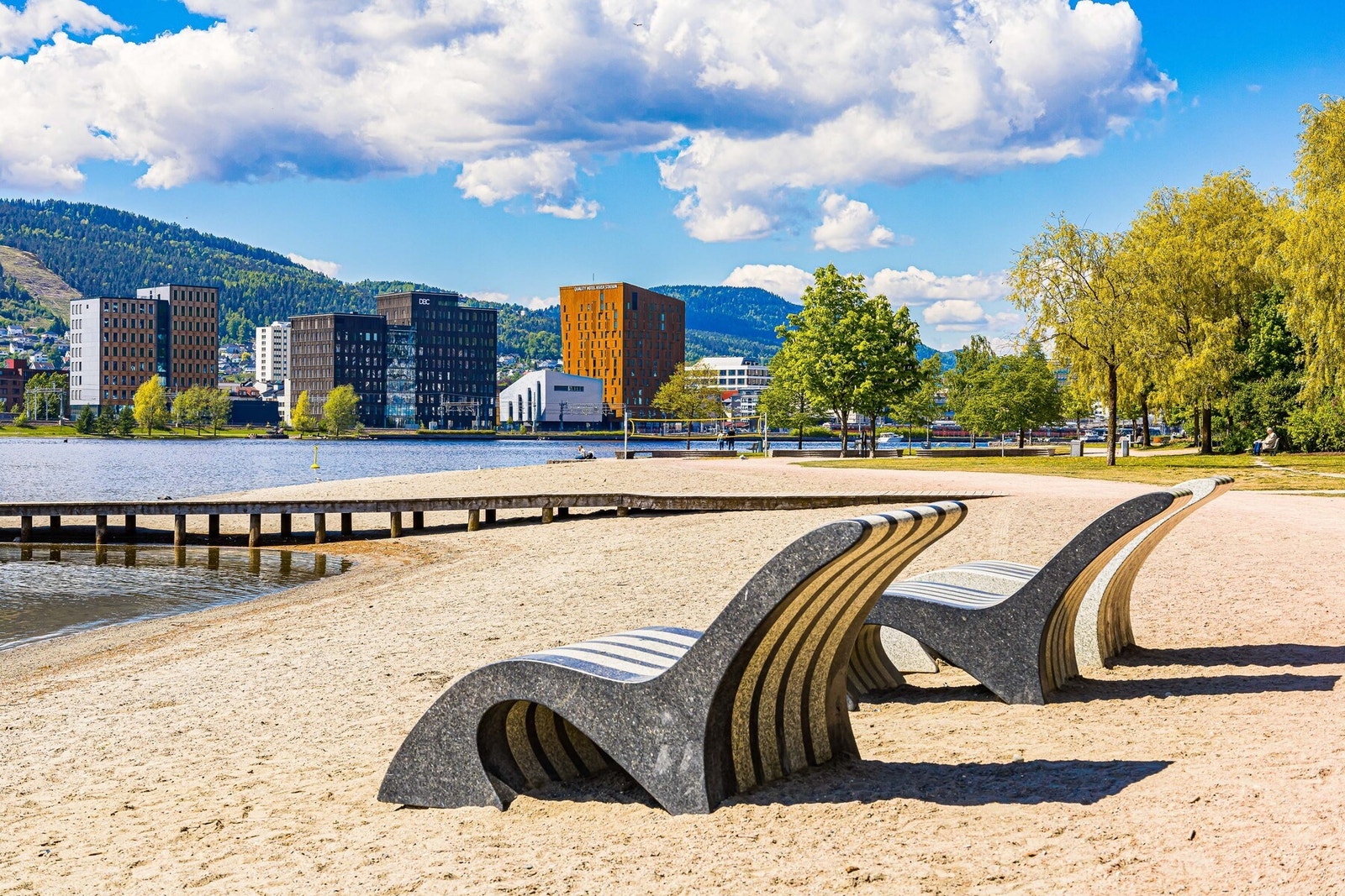 Boligen ligger et steinkast fra bystranda med hyggelige tursti hvor du følger elven til flere bydeler. Galleribilde