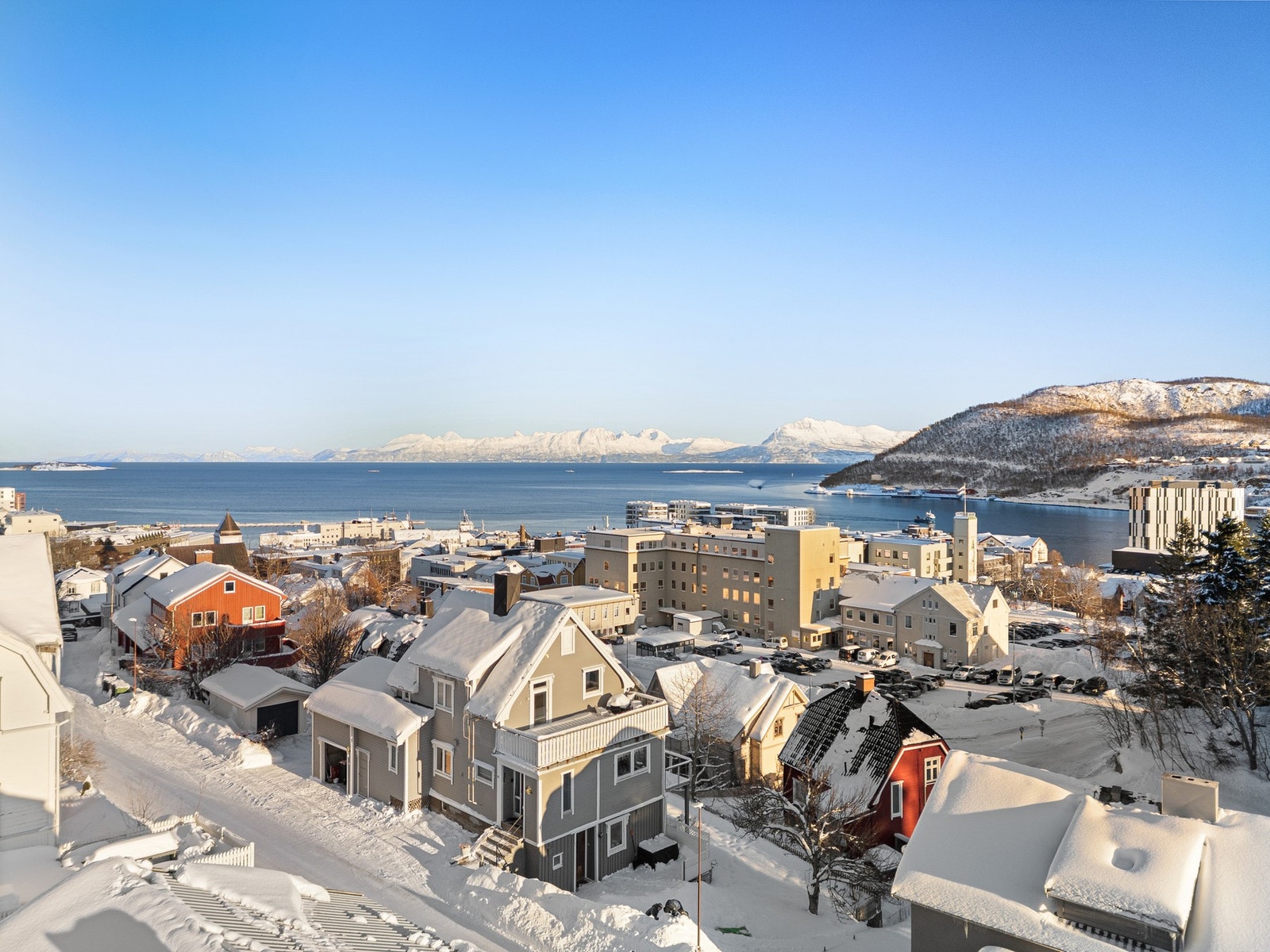 Sentrumsbolig med hybelleilighet i et av byens flotteste boligområder! Galleribilde