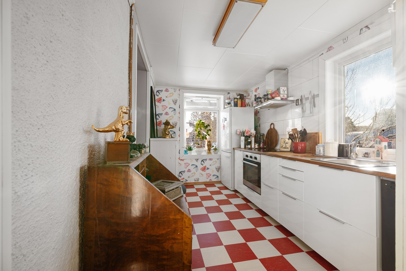 Kjøkken har en klassisk innredning med lyse, slette fronter og benkeplate i heltre Galleribilde